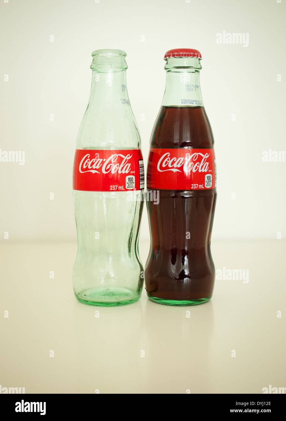 Due vintage, vetro bottiglie di Coca Cola. Foto Stock