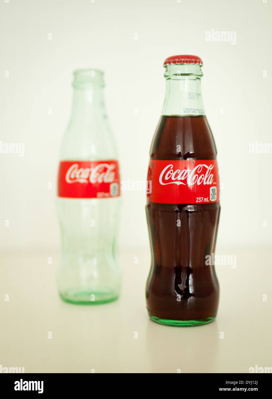 Due vintage, vetro bottiglie di Coca Cola. Foto Stock