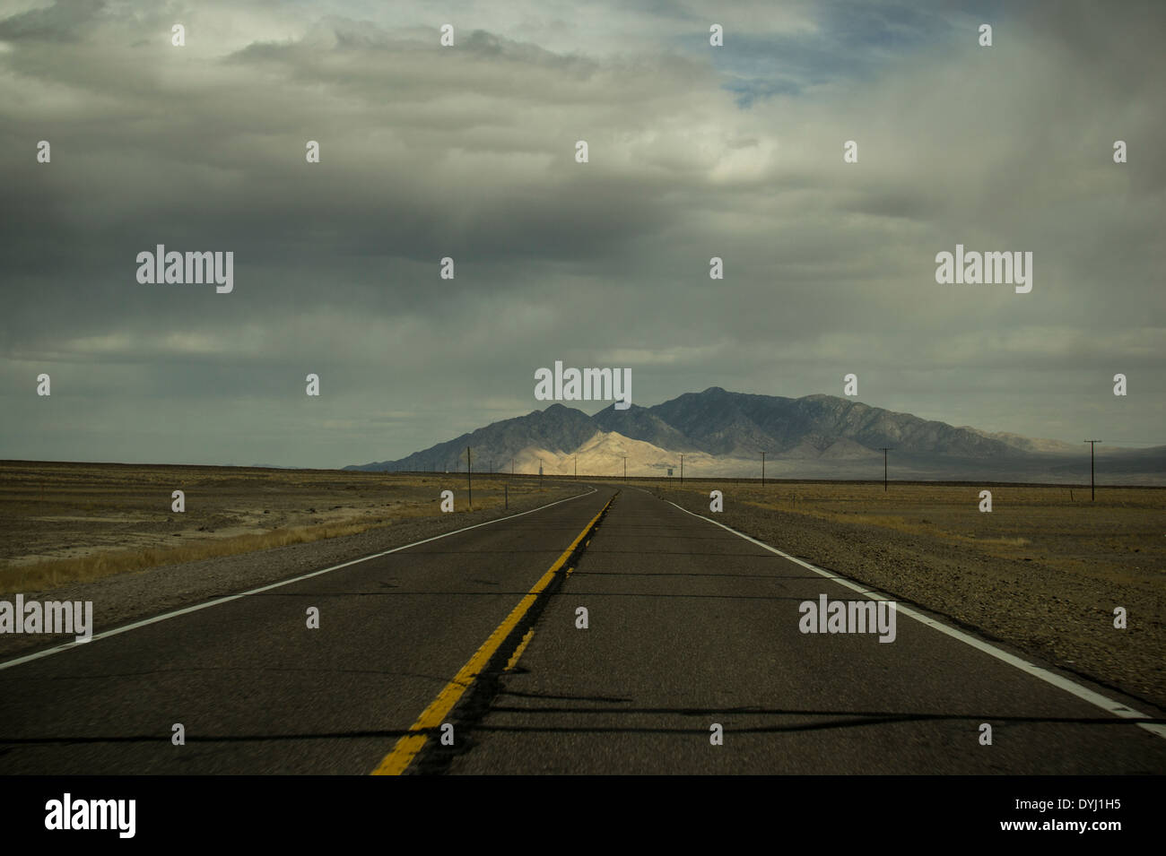 La luce alla fine della strada Foto Stock