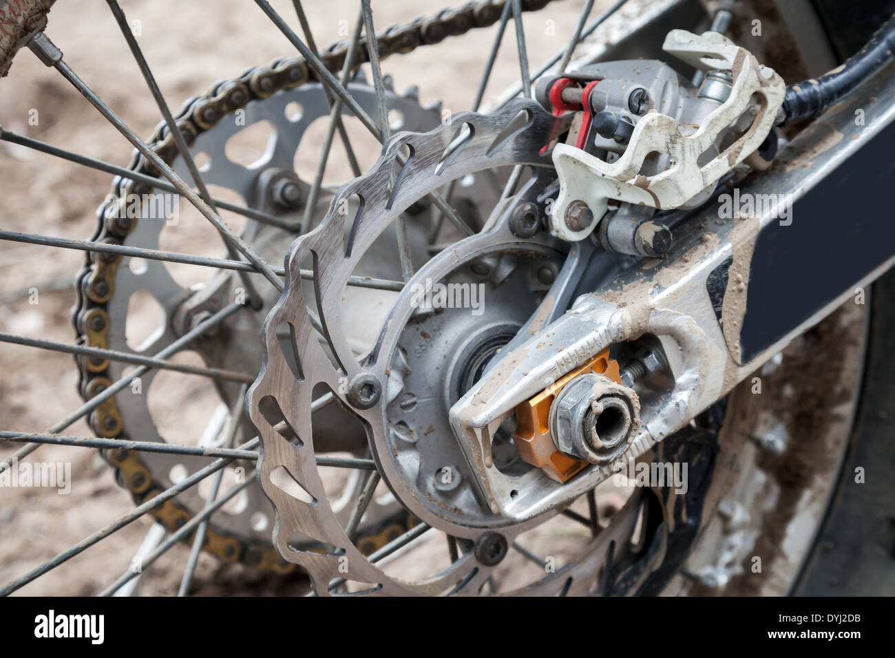 Closeup frammento della parte posteriore sport motocross moto ruota con freno Foto Stock