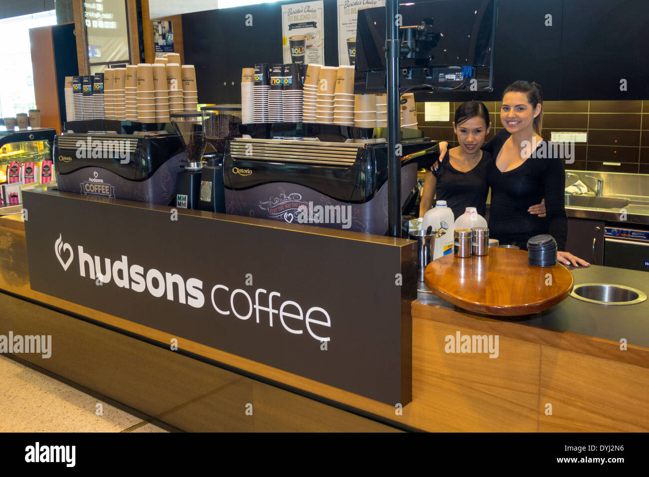 Sydney Australia,Kingsford-Smith Airport,SYD,terminal,gate,Hudsons Coffee,barista,cafe,donna donne,lavoratori dipendenti lavoratori dipendenti lavoratori dipendenti, lavoro Foto Stock