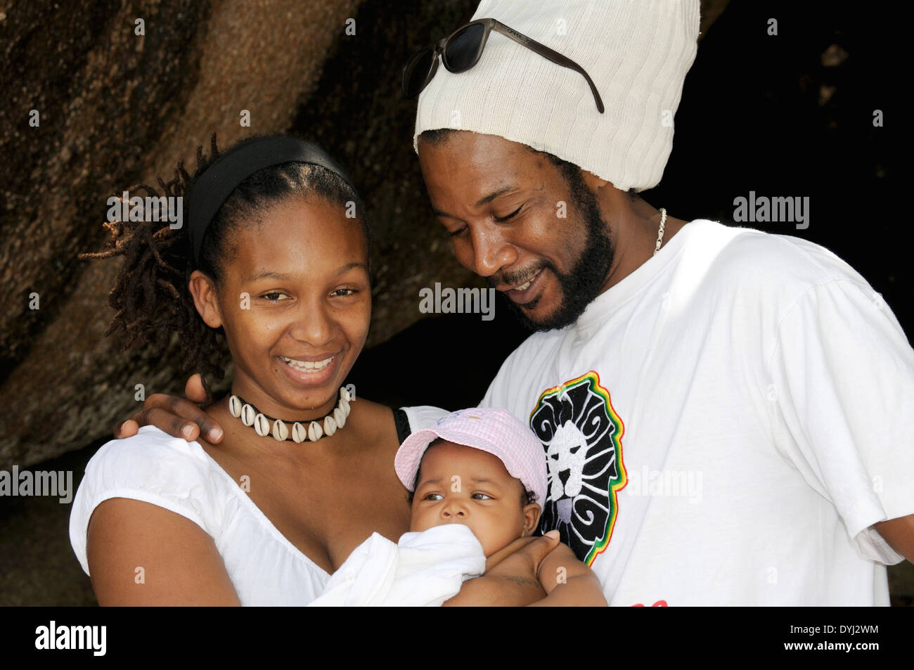 Seychellois Marito, moglie e bambino insieme al La Digue Seychelles Foto Stock