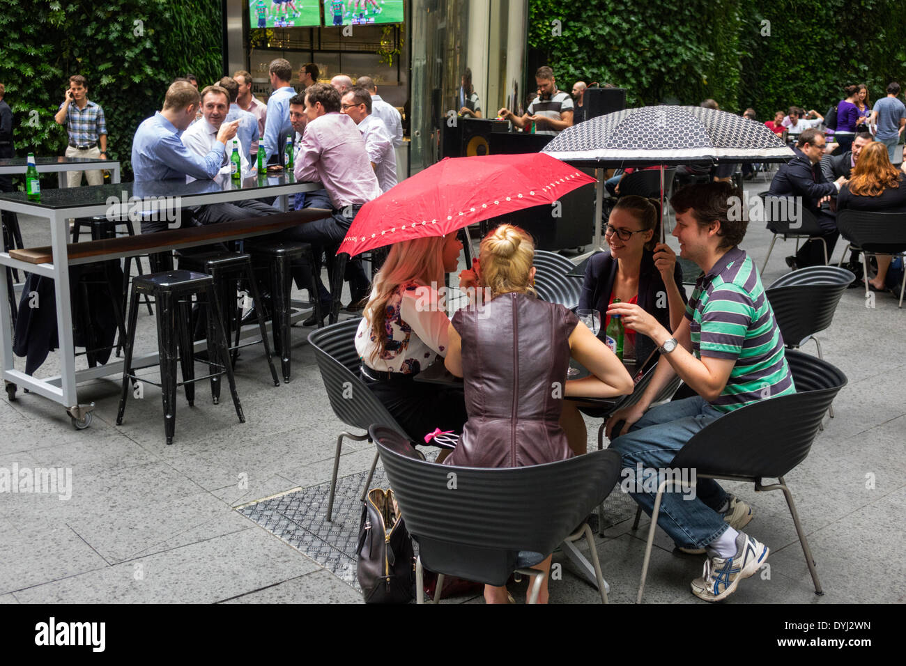 Sydney Australia, New South Wales, ristorante ristoranti cibo mangiare fuori caffè bistrot, lavoratori di ufficio, dopo il lavoro, al fresco marciapiede fuori Foto Stock