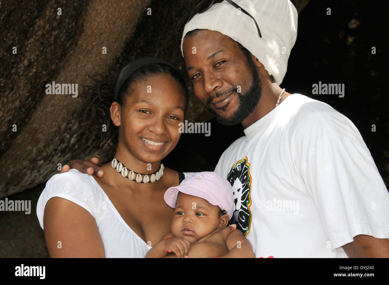 Seychellois Marito, moglie e bambino insieme al La Digue Seychelles Foto Stock