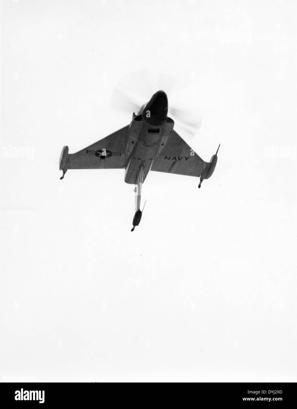 Il Convair XFY-1, immatricolato N35723, era un velivolo sperimentale ad ala inclinata sviluppato dalla Convair. È stato progettato per il decollo e l'atterraggio verticale (VTOL) per operare da spazi ristretti come navi e piccoli aeroporti. Foto Stock