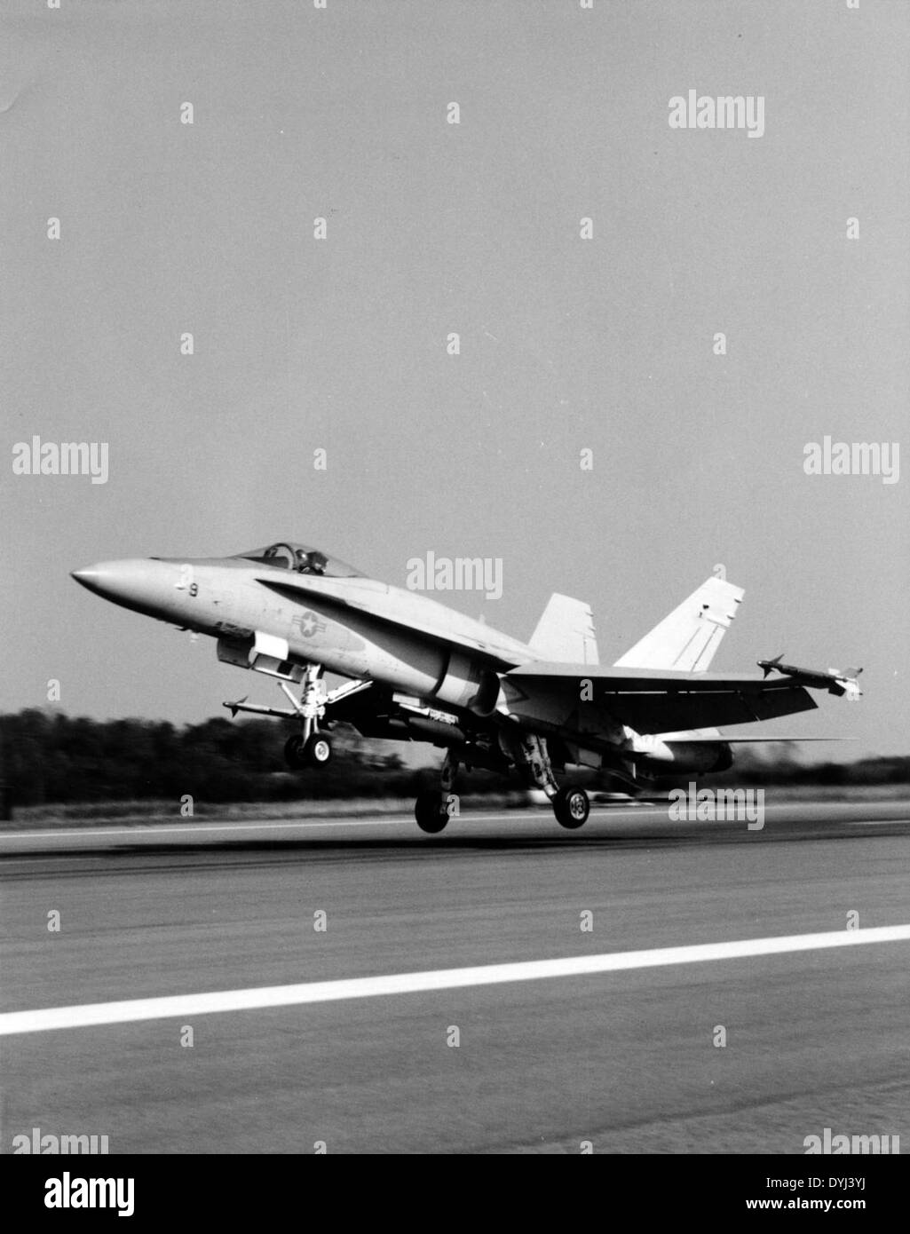 Un McDonnell F/A-18A Hornet, un versatile caccia multiruolo sviluppato dalla McDonnell Aircraft. Noto per le sue operazioni di portaerei, l'F/A-18A ha svolto un ruolo chiave nelle operazioni della Marina degli Stati Uniti e del corpo dei Marines a partire dagli anni '1980. Questo caccia era essenziale sia per le missioni di combattimento aria-aria che aria-terra. Foto Stock