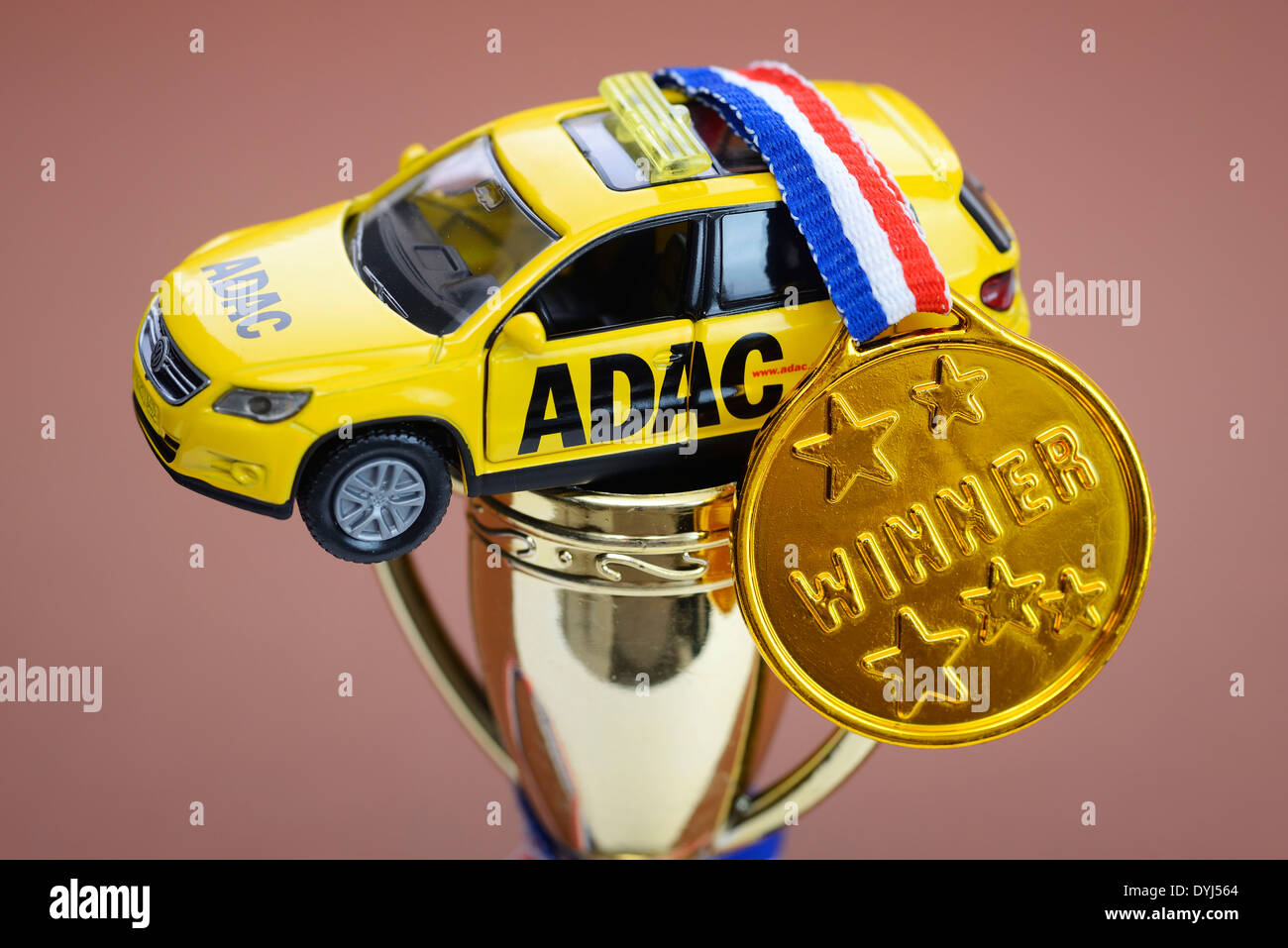 L'ADAC Miniaturfahrzeug, Medaille und Pokal, Manipulationen beim ADAC-Preis Foto Stock