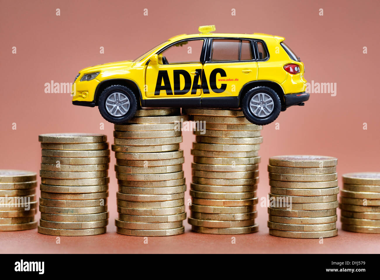 L'ADAC Miniaturfahrzeug und Münzstapel Foto Stock