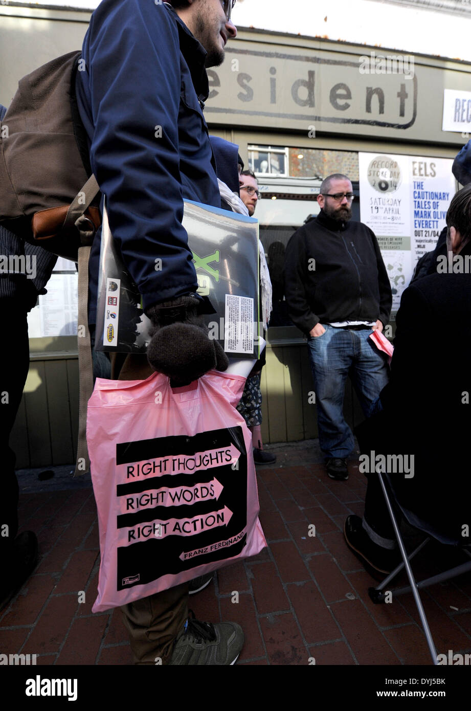 Centinaia di persone in coda al di fuori del record di residenti in Kensington Gardens Brighton per National RECORD STORE DAY questa mattina Foto Stock