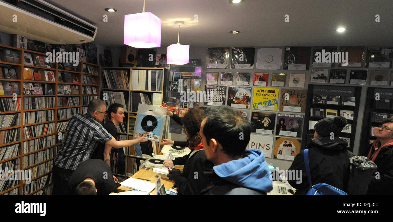 In vinile gli appassionati di record folla in record residente in Kensington Gardens Brighton questa mattina per la National RECORD STORE DAY Foto Stock