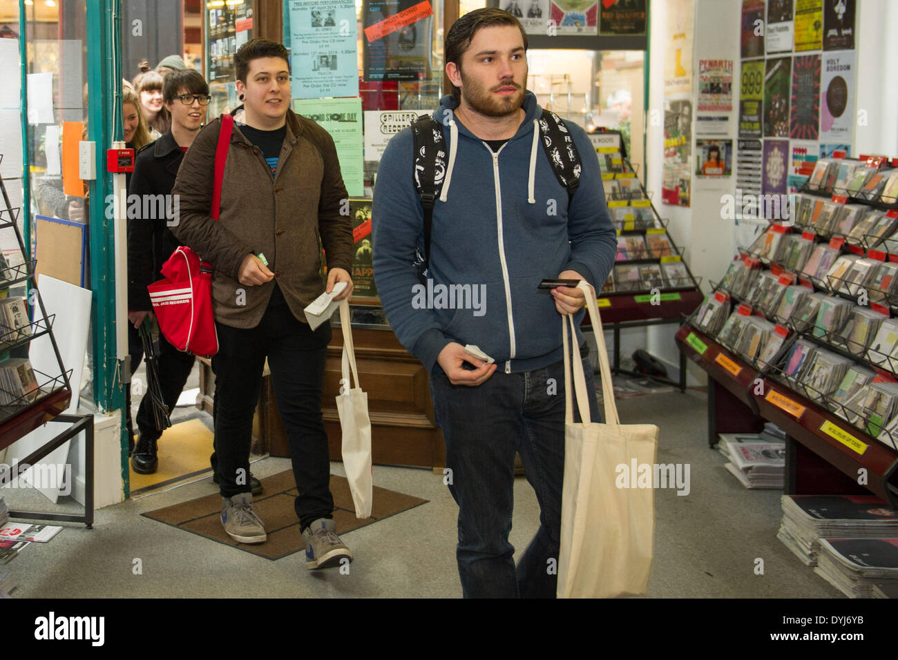 Cardiff, Galles, UK. Il 19 aprile 2014. Record Store Day vede record indipendenti negozi rilasciare limited edition record esclusivo. I fan di Cardiff sono stati al di fuori di accodamento a Spillers record - il record più vecchio negozio nel mondo - da 1am per entrare in possesso dei loro acquisti. Credito: Polly Thomas / Alamy Live News Foto Stock