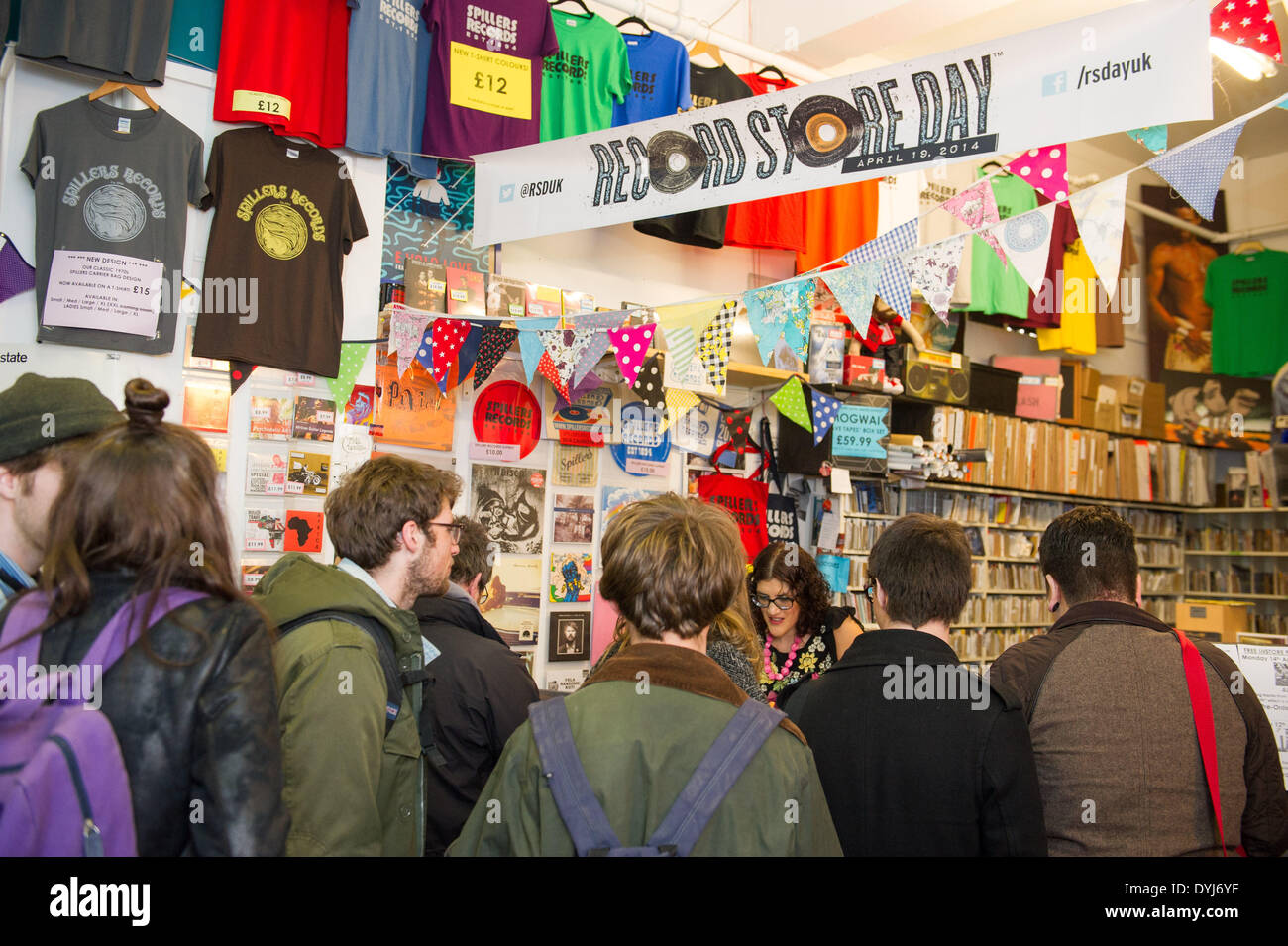 Cardiff, Galles, UK. Il 19 aprile 2014. Record Store Day vede record indipendenti negozi rilasciare limited edition record esclusivo. I fan di Cardiff sono stati al di fuori di accodamento a Spillers record - il record più vecchio negozio nel mondo - da 1am per entrare in possesso dei loro acquisti. Credito: Polly Thomas / Alamy Live News Foto Stock