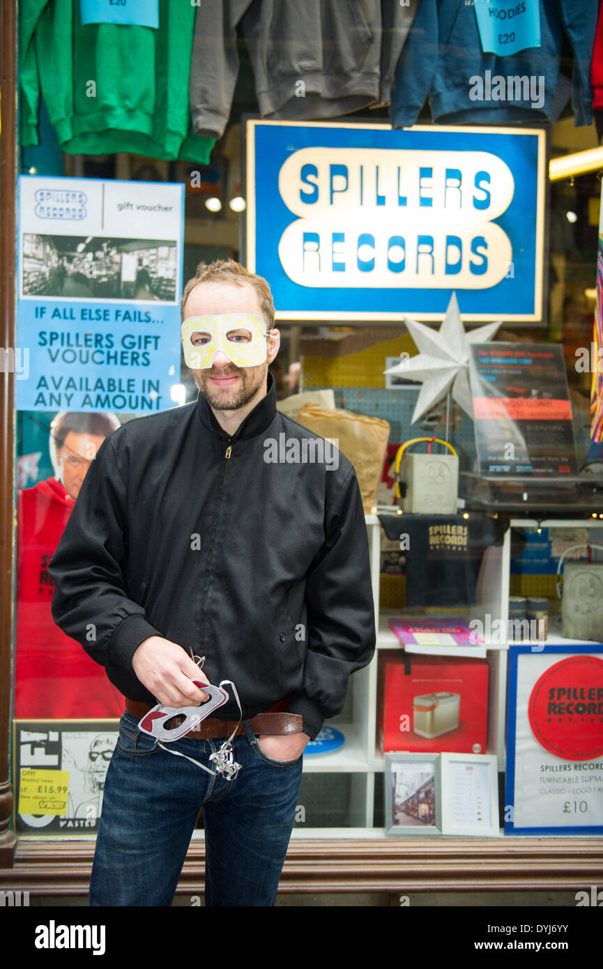 Cardiff, Galles, UK. Il 19 aprile 2014. Record Store Day vede record indipendenti negozi rilasciare limited edition record esclusivo. I fan di Cardiff sono stati al di fuori di accodamento a Spillers record - il record più vecchio negozio nel mondo - da 1am per entrare in possesso dei loro acquisti. Credito: Polly Thomas / Alamy Live News Foto Stock