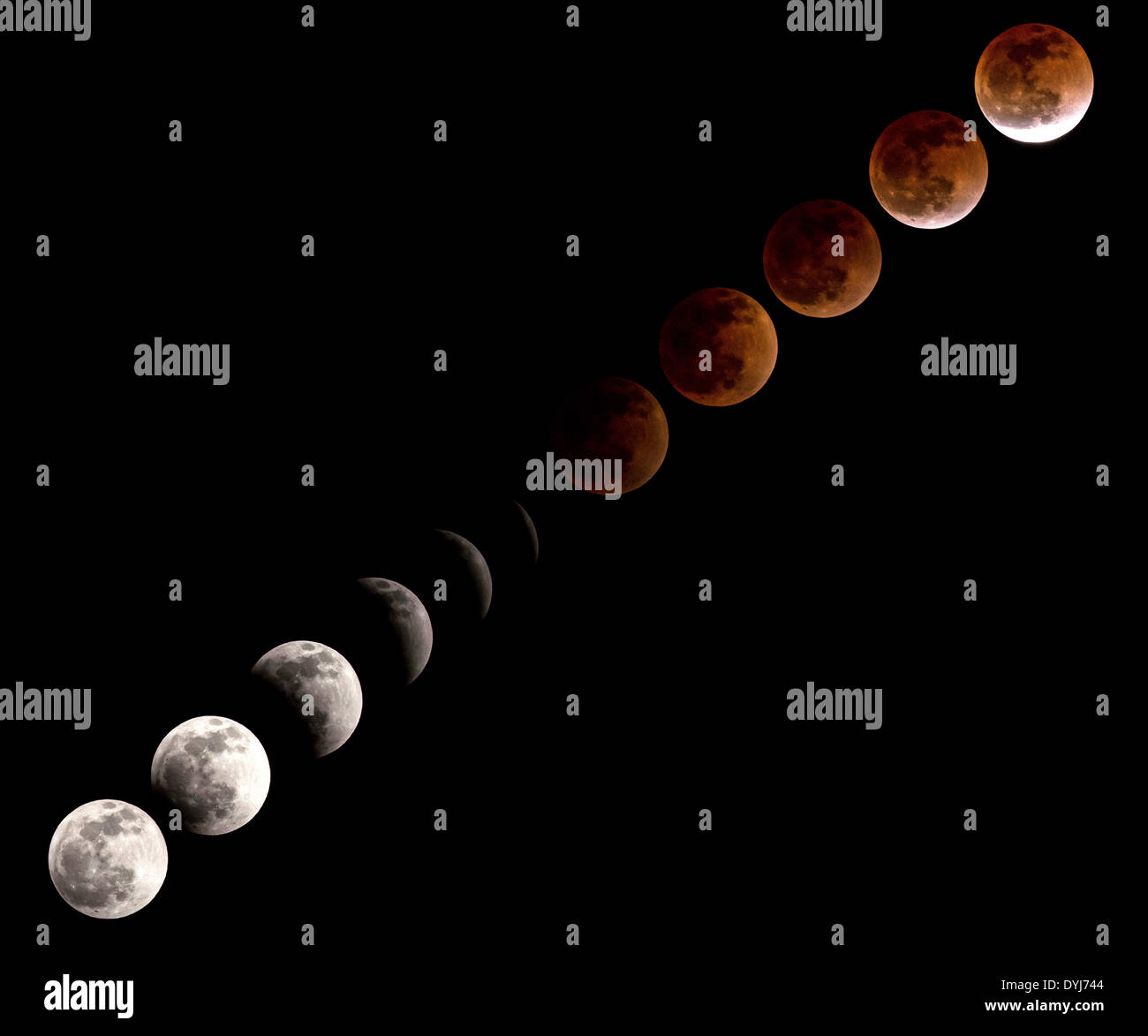 Multi-frame di immagine composita che mostra la sequenza delle eclissi lunare totale noto anche come una luna di sangue presso il Johnson Space Center Aprile 15, 2014 in Houston, Texas. Foto Stock