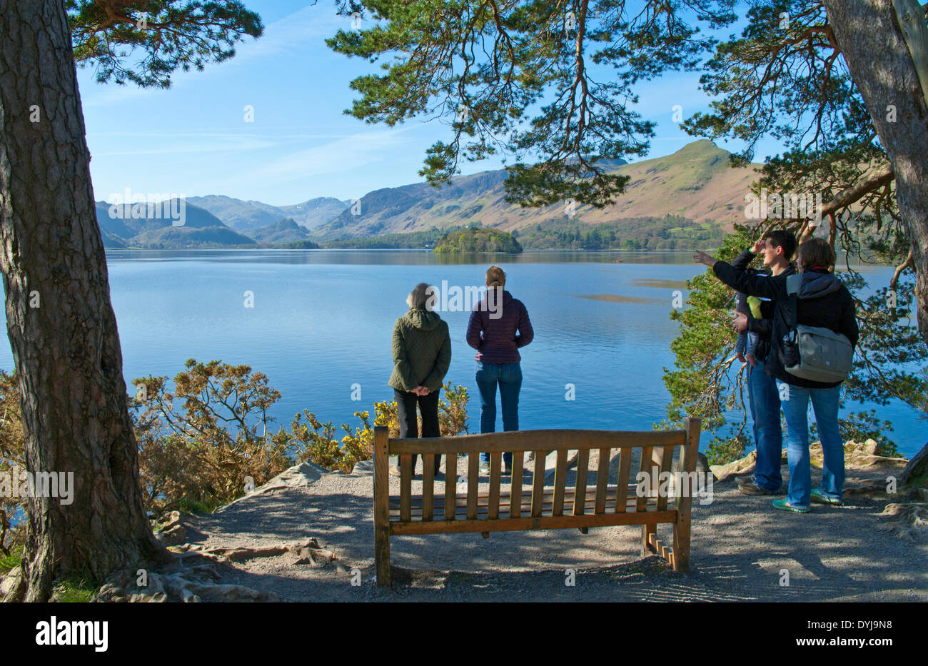 Derwentwater, Keswick, Cumbria, Regno Unito. Il 19 aprile 2014. Guardare i vacanzieri presso il rinomato vista dal frate la rupe su Derwentwater a Borrowdale, con Cat campane in salita sulla destra Credito: Julie friggitrice/Alamy Live News Foto Stock