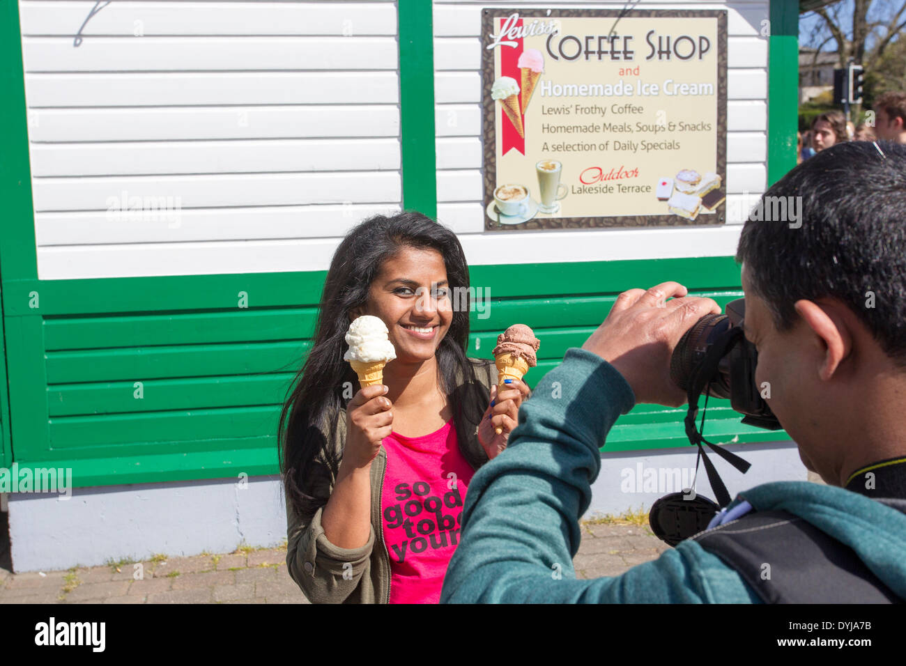 Lago di Windermere, Cumbria, Regno Unito. Il 19 aprile 2014. I turisti rendendo più di sole Tutti sorride quando hanno un gelato o due Credito: Gordon Shoosmith/Alamy Live News Foto Stock