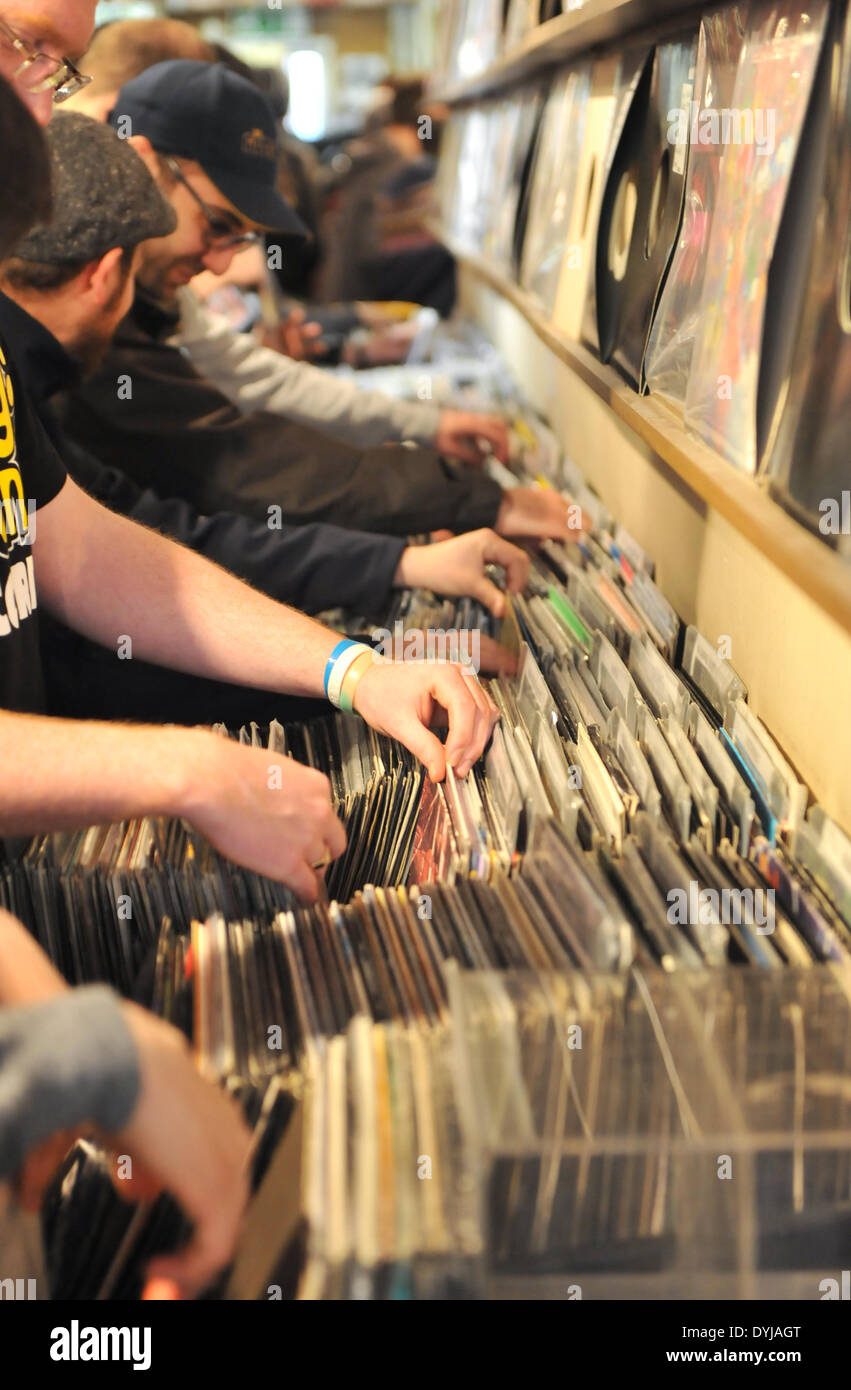 Berwick Street, Londra, Regno Unito. Il 19 aprile 2014. Navigando per il vinile in un archivio di record su Berwick Street sul record Store Day a Londra. Credito: Matteo Chattle/Alamy Live News Foto Stock