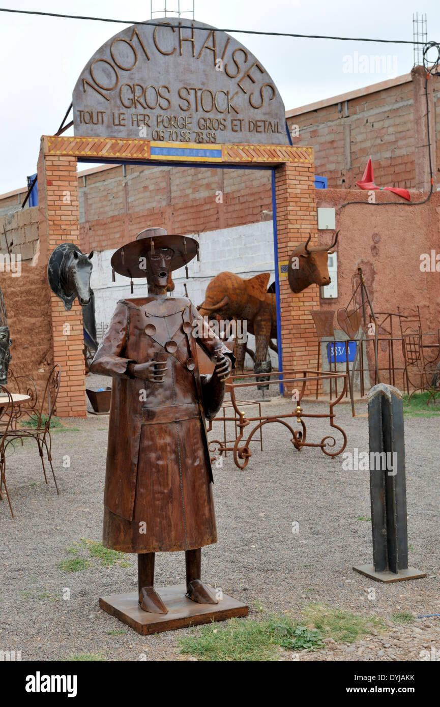Il negozio e l'area di visualizzazione di un metallo scultore lavorare sulla periferia di Marrakech, Marocco Foto Stock