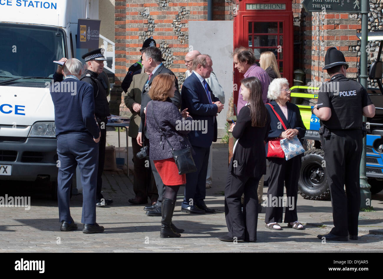 Suffolk Constabulary pubblici di incontrare e salutare con il Chief Constable Douglas Paxton e forze di polizia e la criminalità commissario Tim Passmore Foto Stock