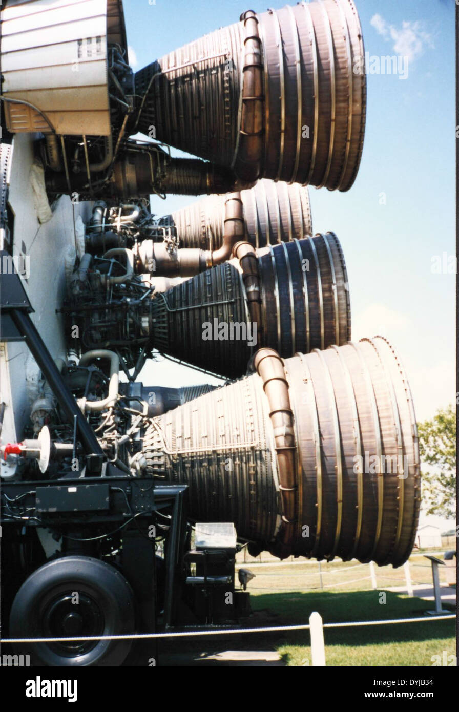 I motori Rocketdyne F-1 sul primo stadio S-1C erano una parte fondamentale del razzo Saturn V, utilizzato nelle missioni Apollo della NASA. Questi potenti motori, testati al Lyndon B. Johnson Space Center, erano essenziali per il lancio degli astronauti sulla Luna. Foto Stock