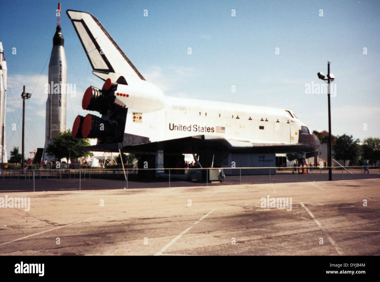 Lo Space Shuttle Orbiter non volante presso lo Space Port Central, esposto a fini educativi e storici, rappresenta i risultati del programma spaziale e il contributo dello Shuttle all’esplorazione spaziale. Foto Stock