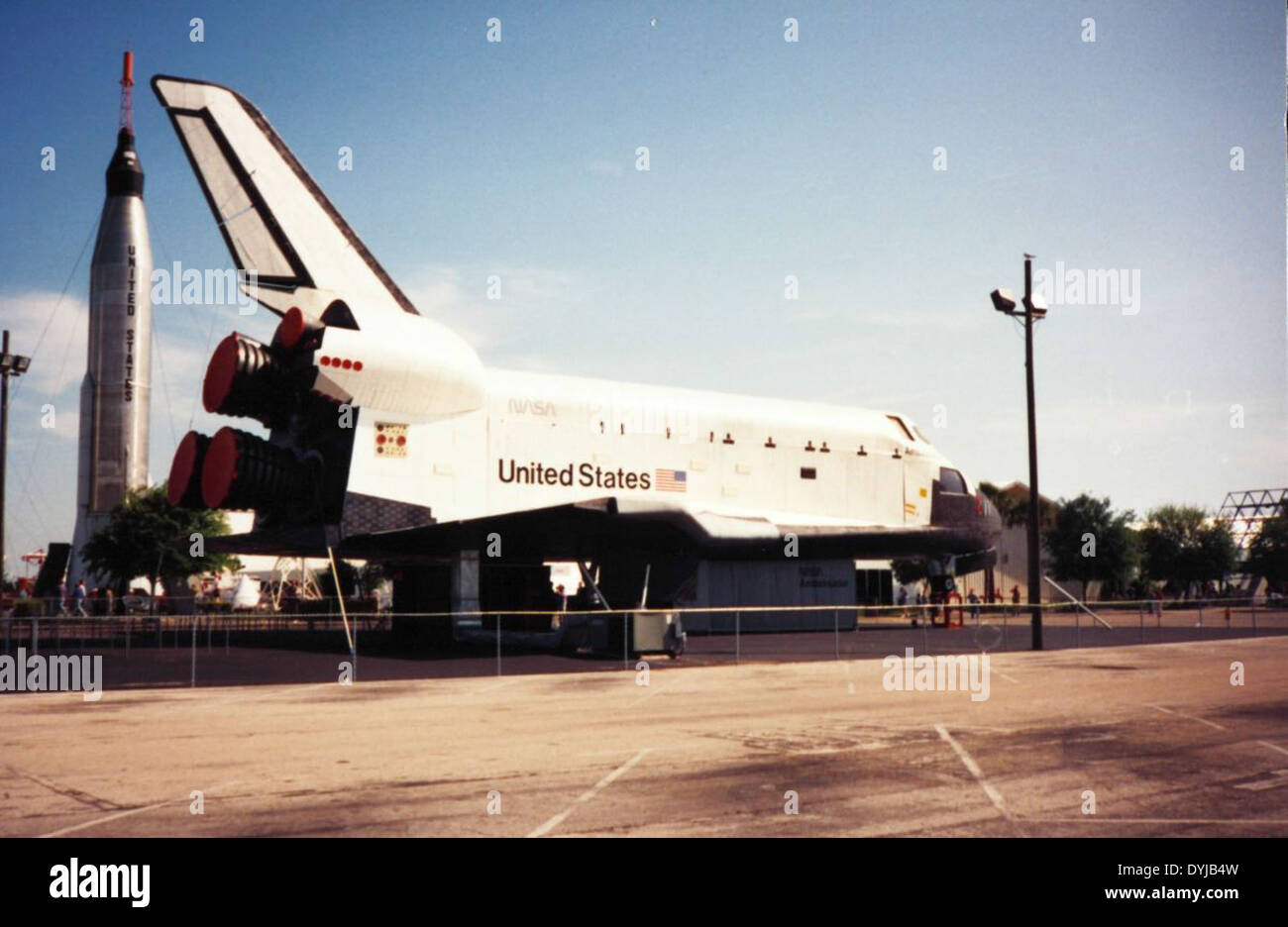 Un orbiter dello Space Shuttle non volante in mostra allo Space Port Central, che mostra un pezzo significativo della storia aerospaziale. Questo orbiter, anche se non utilizzato per le missioni spaziali, è un simbolo dei progressi nella tecnologia di esplorazione spaziale. Foto Stock