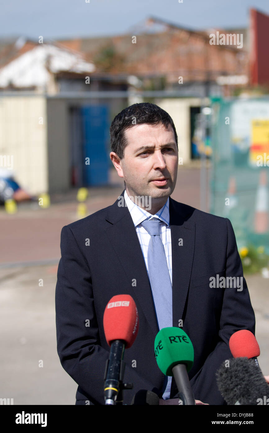 Springfield Road, Belfast,UK 19 Aprile 2014Detective Sovrintendente Jonathan Roberts a Media Briefing presso la scena del crimine di assassinati repubblicano, Tommy Crossan Credito: Bonzo Alamy/Live News Foto Stock