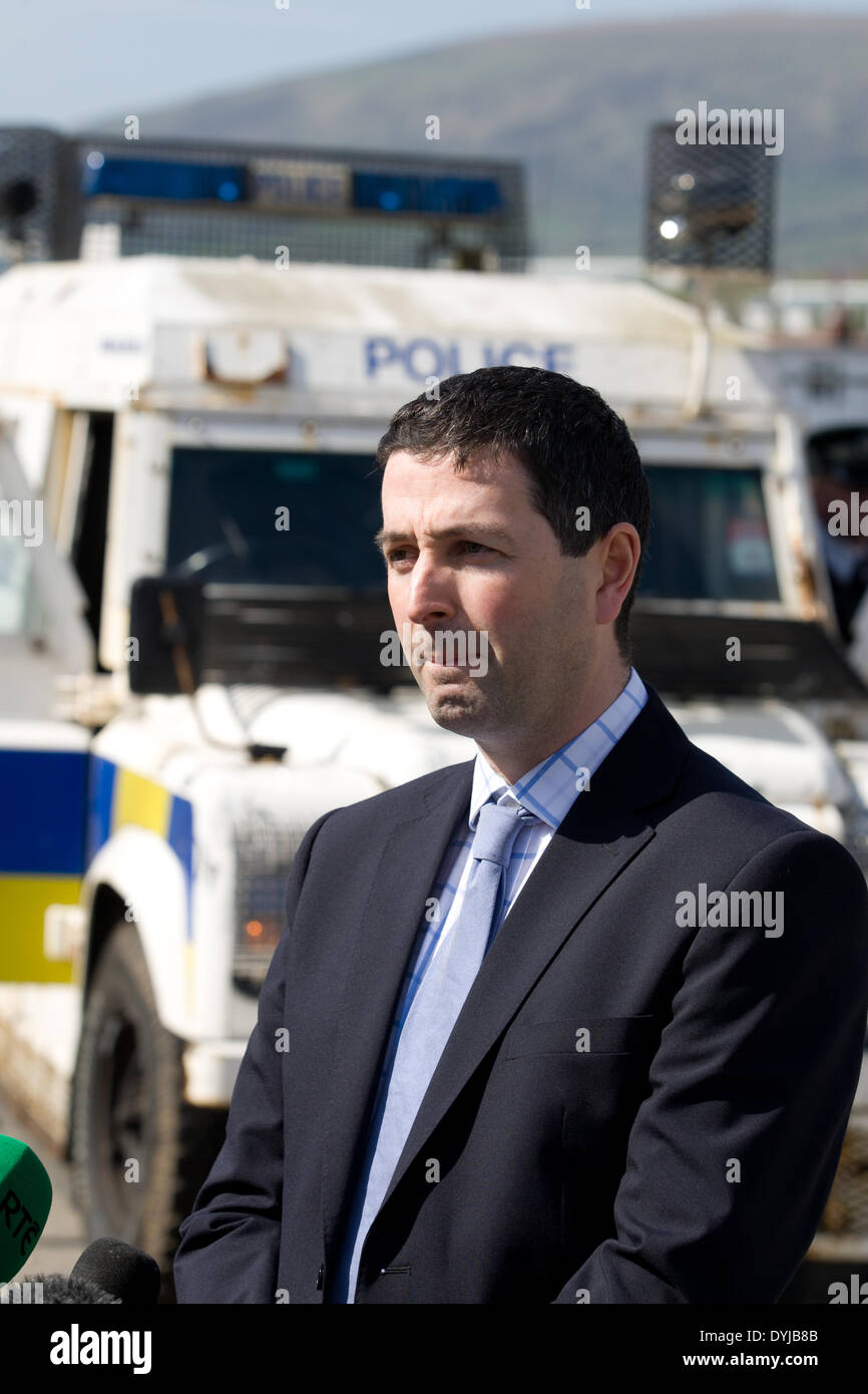 Springfield Road, Belfast,UK 19 aprile 2014 Detective Sovrintendente Jonathan Roberts a Media Briefing presso la scena del crimine di assassinati repubblicano, Tommy Crossan Credito: Bonzo Alamy/Live News Foto Stock