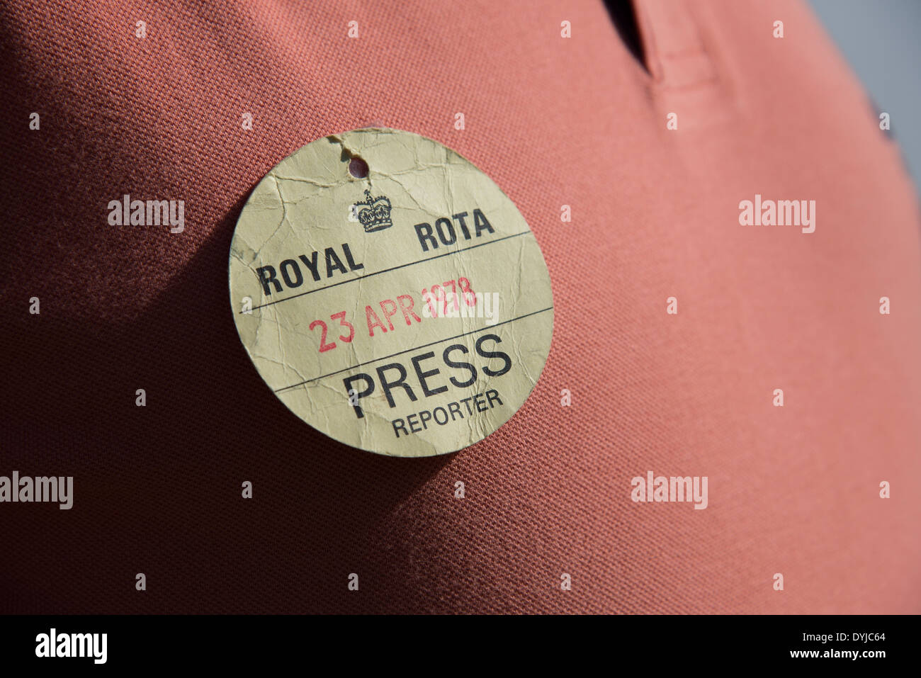 Un vecchio Royal Rota pass stampa databili a partire dal 23 aprile 1978 rilasciata per un reporter di frequentare il St Georges parata del giorno al castello di Windsor Foto Stock