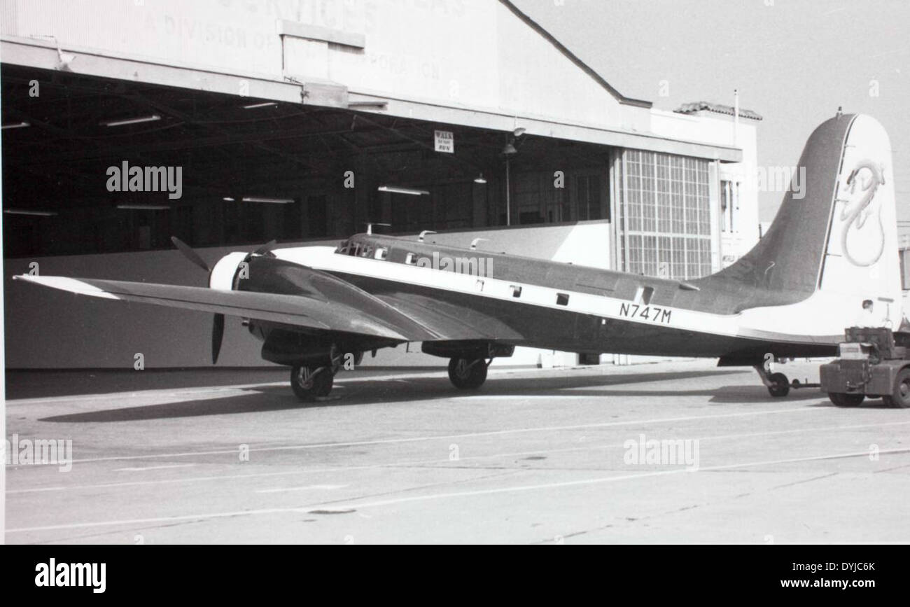 Il Douglas B-23 Dragon, registrazione 39-033, era un bombardiere bimotore utilizzato dall'United States Army Air Corps durante la seconda guerra mondiale. Noto per la sua versatilità sia in missioni di bombardamento che ricognizione, questo aereo giocò un ruolo significativo nelle prime fasi della guerra. Foto Stock