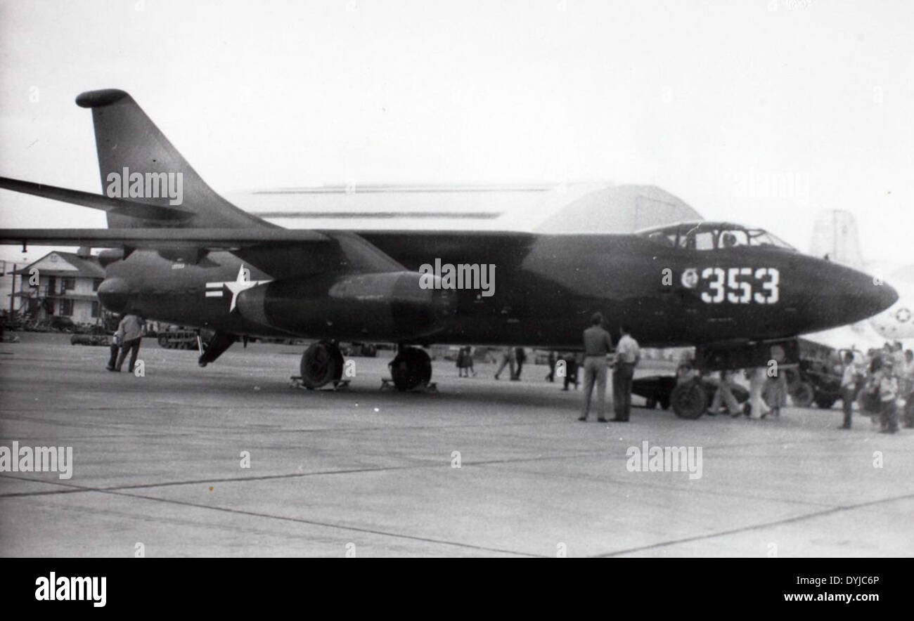 Il Douglas A3D Skywarrior, in seguito noto come A-3 Skywarrior, era un bombardiere strategico utilizzato dalla Marina degli Stati Uniti. I suoi potenti motori Pratt & Whitney J57 e il soprannome di "The Whale" lo hanno reso uno dei velivoli più significativi nell'aviazione navale durante la Guerra fredda. Foto Stock