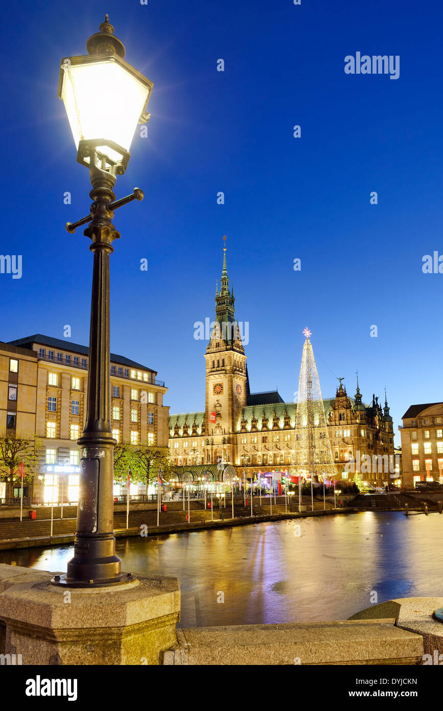 Weihnachtsmarkt am Rathaus in Amburgo, Deutschland, Europa, mercato di Natale e dal municipio di Amburgo, Germania Foto Stock