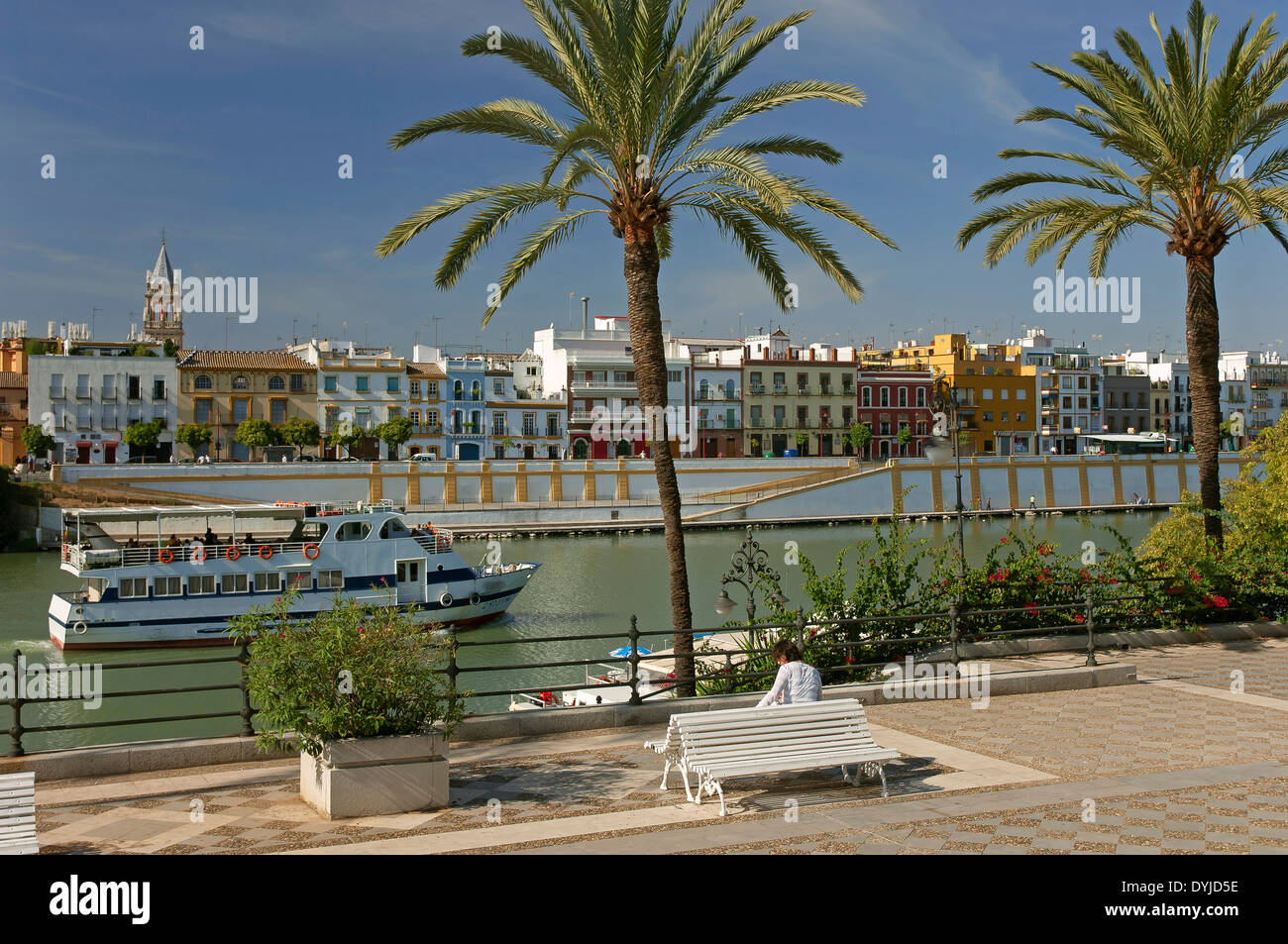 Crociera turistica sul fiume Guadalquivir e il quartiere di Triana, Siviglia, regione dell'Andalusia, Spagna, Europa Foto Stock