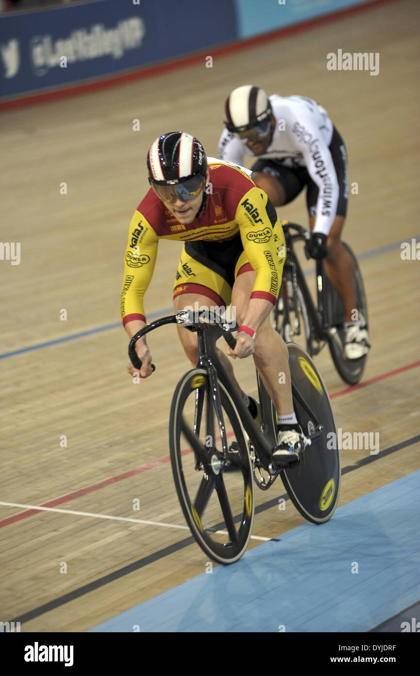 Londra, Regno Unito. Il 18 aprile 2014. Erik Kimmel (CZE, Team Duhla-Brno) battendo miglia Annon (GBR, Swinnerton cicli) per vincere il calore 1 della Open sprint semifinali al SCCU Buon Venerdì incontro. Credito: Michael Preston/Alamy Live News Foto Stock