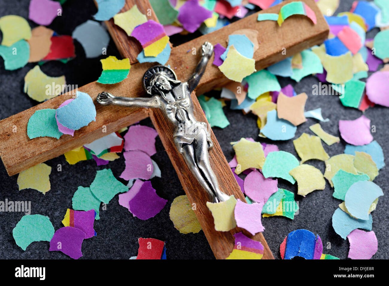 Kreuz mit buntem Konfetti, Symbolfoto Kirchenreform Foto Stock