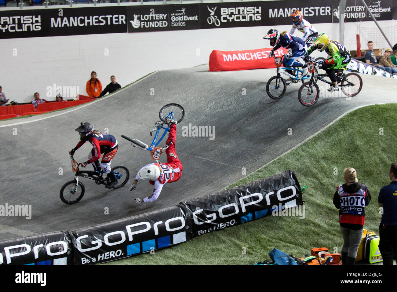 Manchester, Regno Unito. Il 18 aprile 2014. Simone CHRISTENSEN (bike 210) schiantarsi in Donne Elite qualifica eseguire 3 scaldare 4 UCI BMX Supercross World Cup Manchester nazionale del Centro di ciclismo Inghilterra, UK Credit: Simon Balson/Alamy Live News Foto Stock