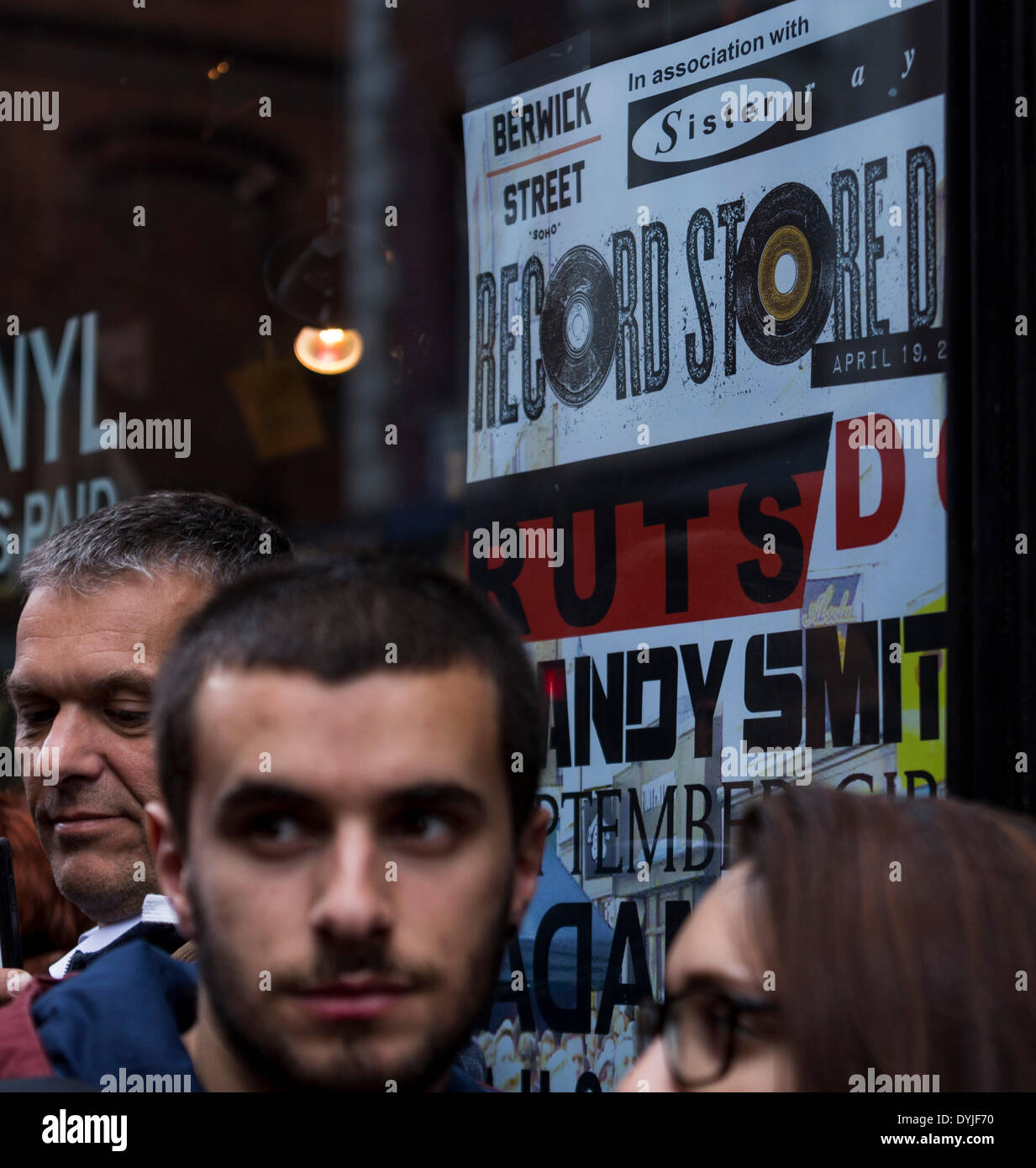 Londra, Regno Unito. Il 19 aprile 2014. Berwick Street, vinile destinazione in Soho, ospita la più grande concentrazione di record indie negozi di Londra, Regno Unito. La strada è stata trasformata in un mini festival di musica durante le celebrazioni del RECORD STORE DAY 2014 Sabato 19 Aprile, 2014 Credit: Cecilia Colussi/Alamy Live News Foto Stock