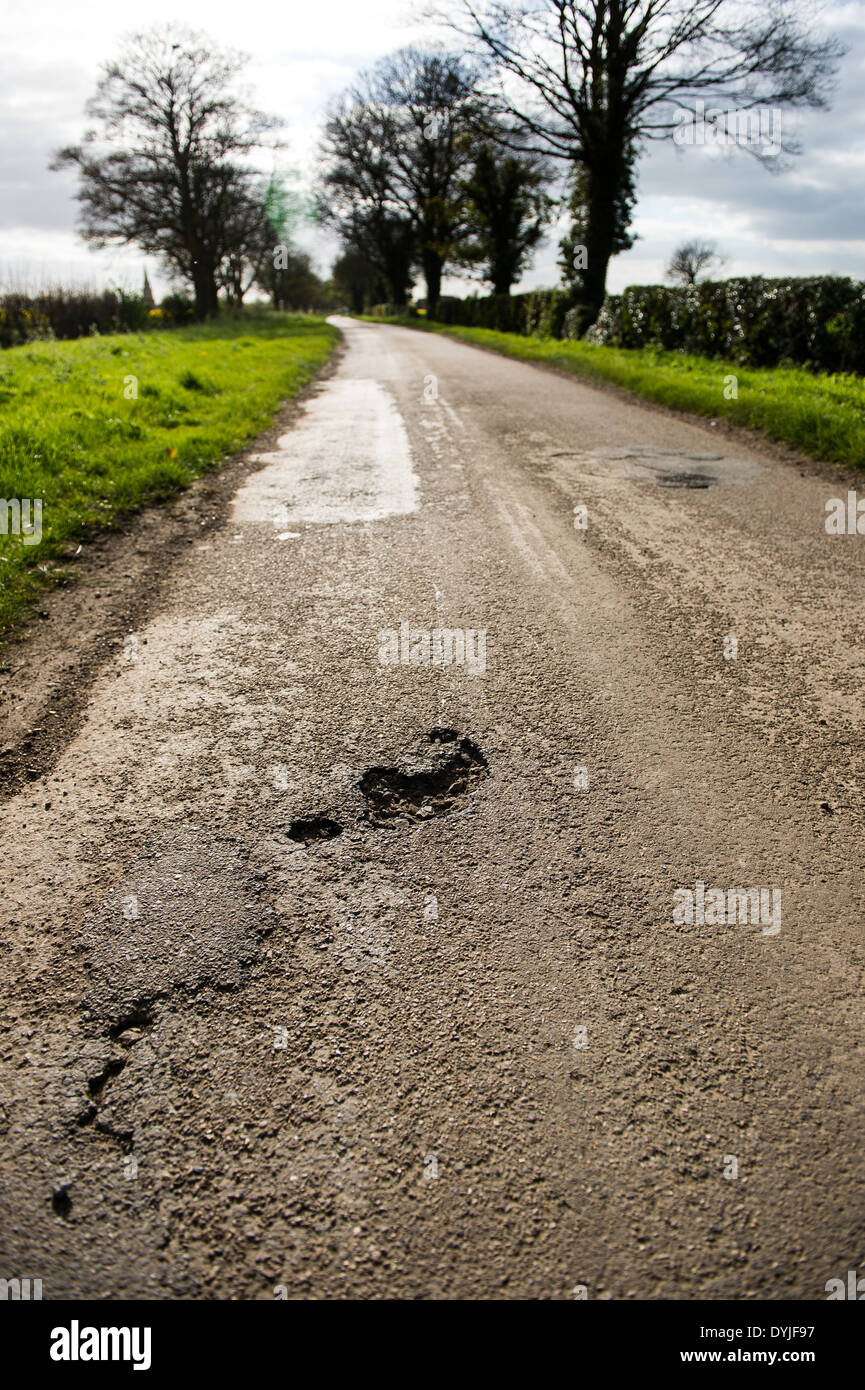 Buca in un County road Foto Stock