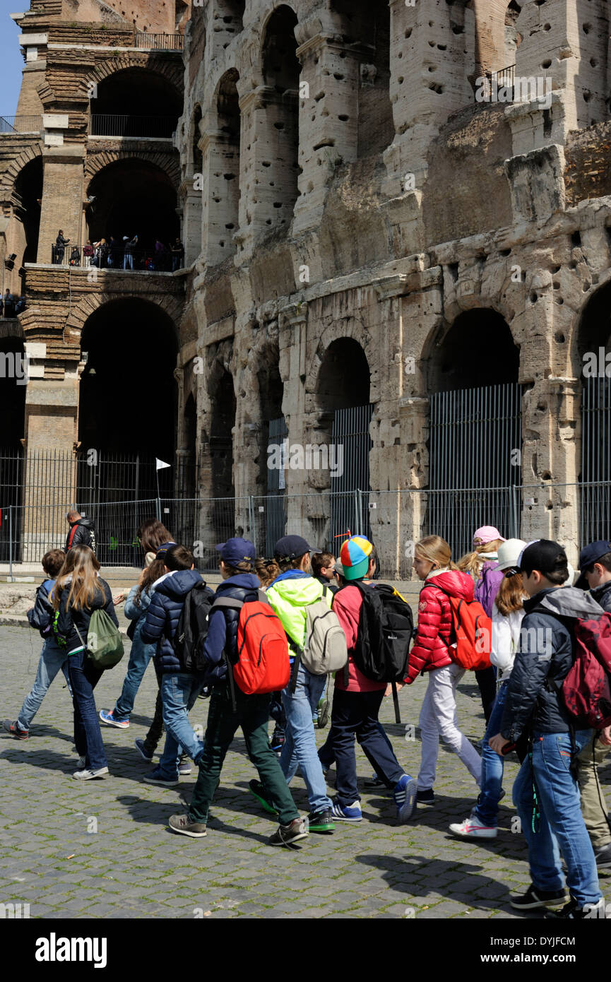 Italia, Roma, gruppo scolastico e Colosseo Foto Stock