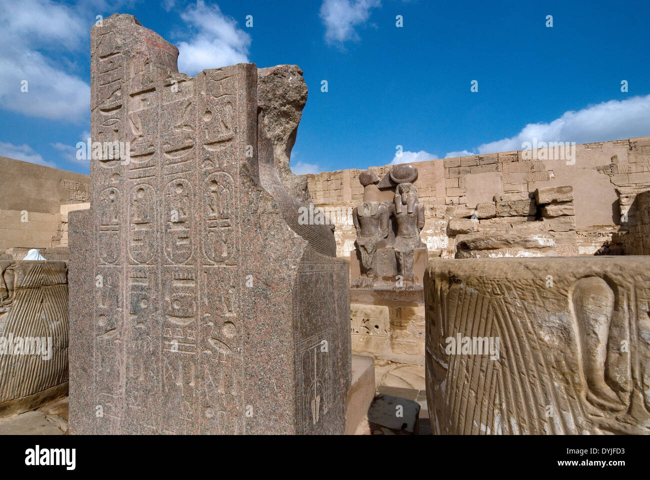 Tempio di Ramses III (1198-1167 A.C. - XX° Dyn.) a Medinet Habu: Resto di statue realizzate in granito di Assuan Foto Stock