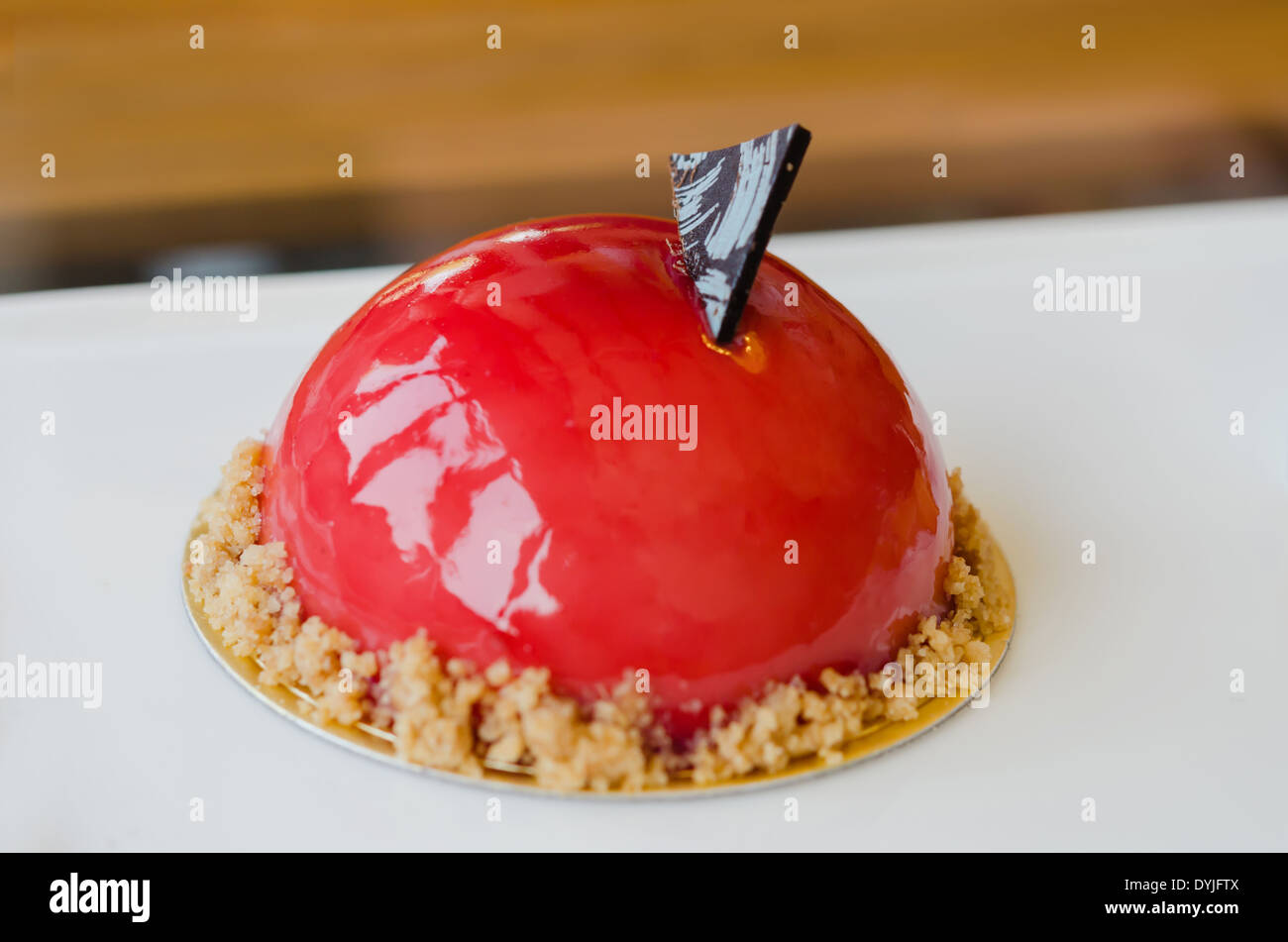Lampone mousse di yogurt , dolce dessert rosso sulla piastra Foto Stock