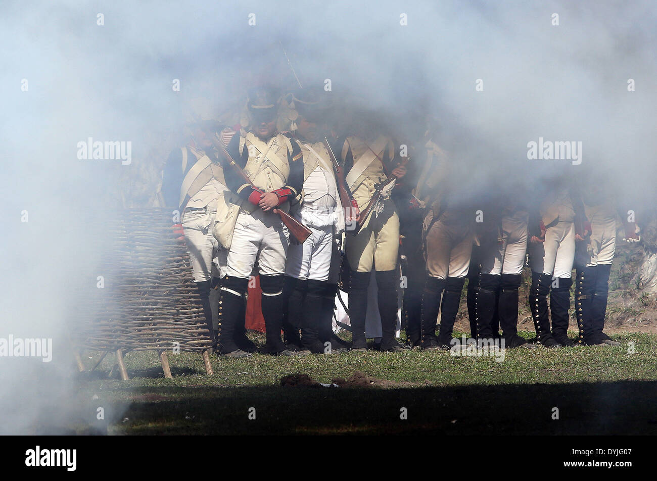 San Pietroburgo, Russia. Xix Apr, 2014. Militare ricostruzione storica ''Battaglia sotto le mura di Parigi.'' la ricostruzione della vittoriosa conclusione delle campagne di esteri dell'esercito russo di 1813-1814 ha avuto luogo durante la celebrazione del 290º anniversario di San Pietroburgo Università Statale. I partecipanti in divise napoleoniche, cavalli, pistole, fuochi d'artificio di ricreare la battaglia si è conclusa con la caduta del Bonaparte. Credito: Andrey Pronin/ZUMAPRESS.com/Alamy Live News Foto Stock