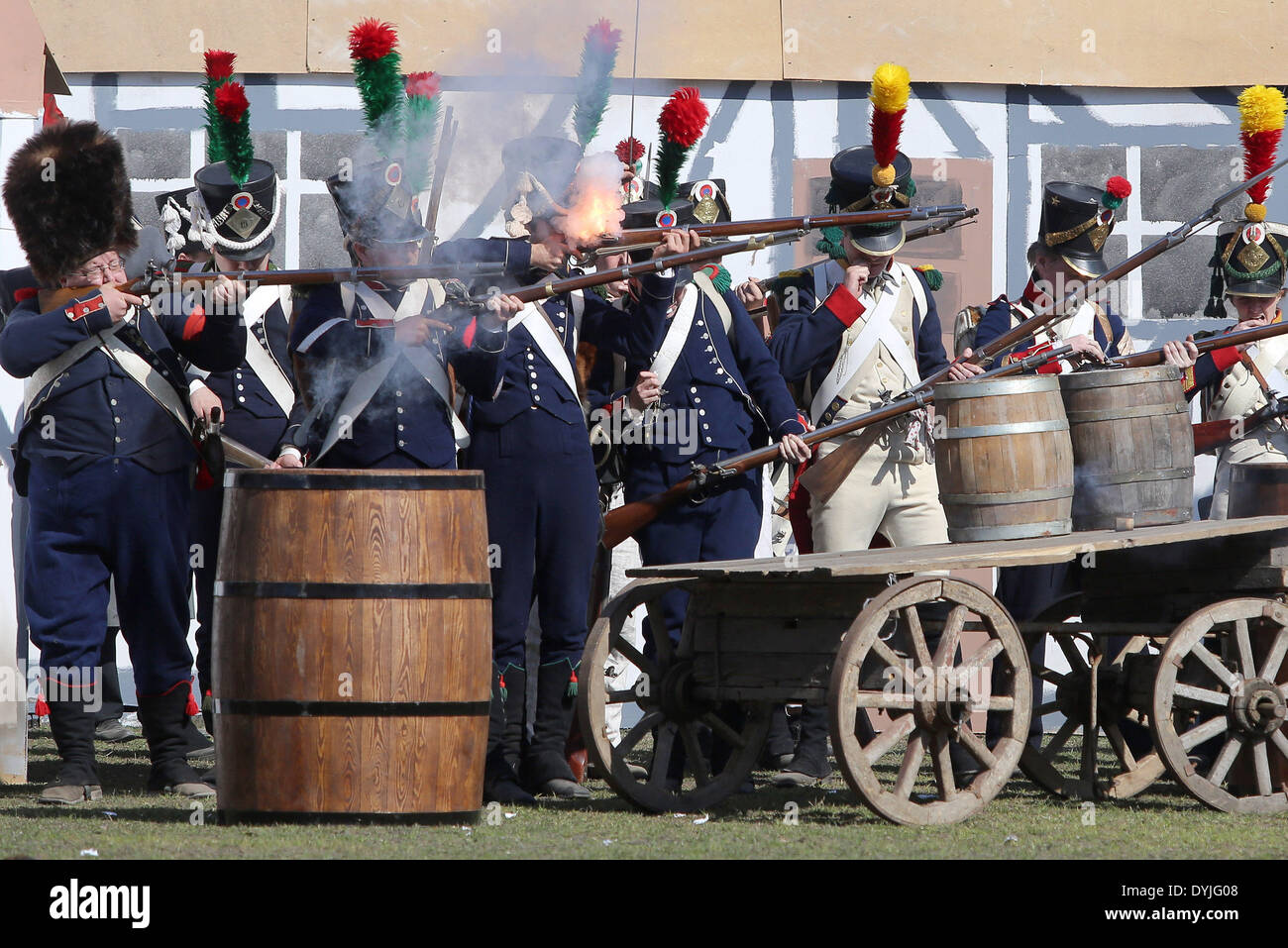 San Pietroburgo, Russia. Xix Apr, 2014. Militare ricostruzione storica ''Battaglia sotto le mura di Parigi.'' la ricostruzione della vittoriosa conclusione delle campagne di esteri dell'esercito russo di 1813-1814 ha avuto luogo durante la celebrazione del 290º anniversario di San Pietroburgo Università Statale. I partecipanti in divise napoleoniche, cavalli, pistole, fuochi d'artificio di ricreare la battaglia si è conclusa con la caduta del Bonaparte. Credito: Andrey Pronin/ZUMAPRESS.com/Alamy Live News Foto Stock