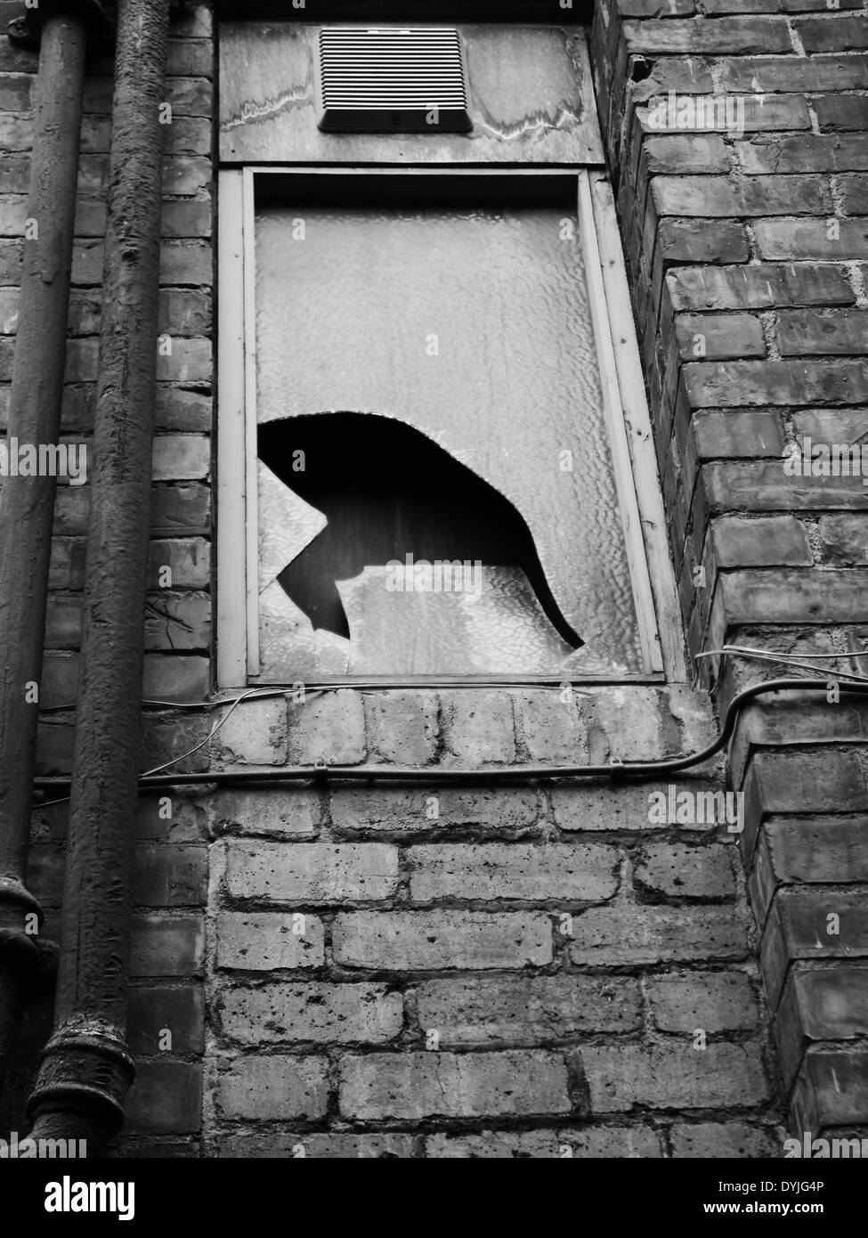 Abbandonata / beni abbandonati con il vetro rotto, Newcastle upon Tyne, Regno Unito - B&W, bianco e nero Foto Stock