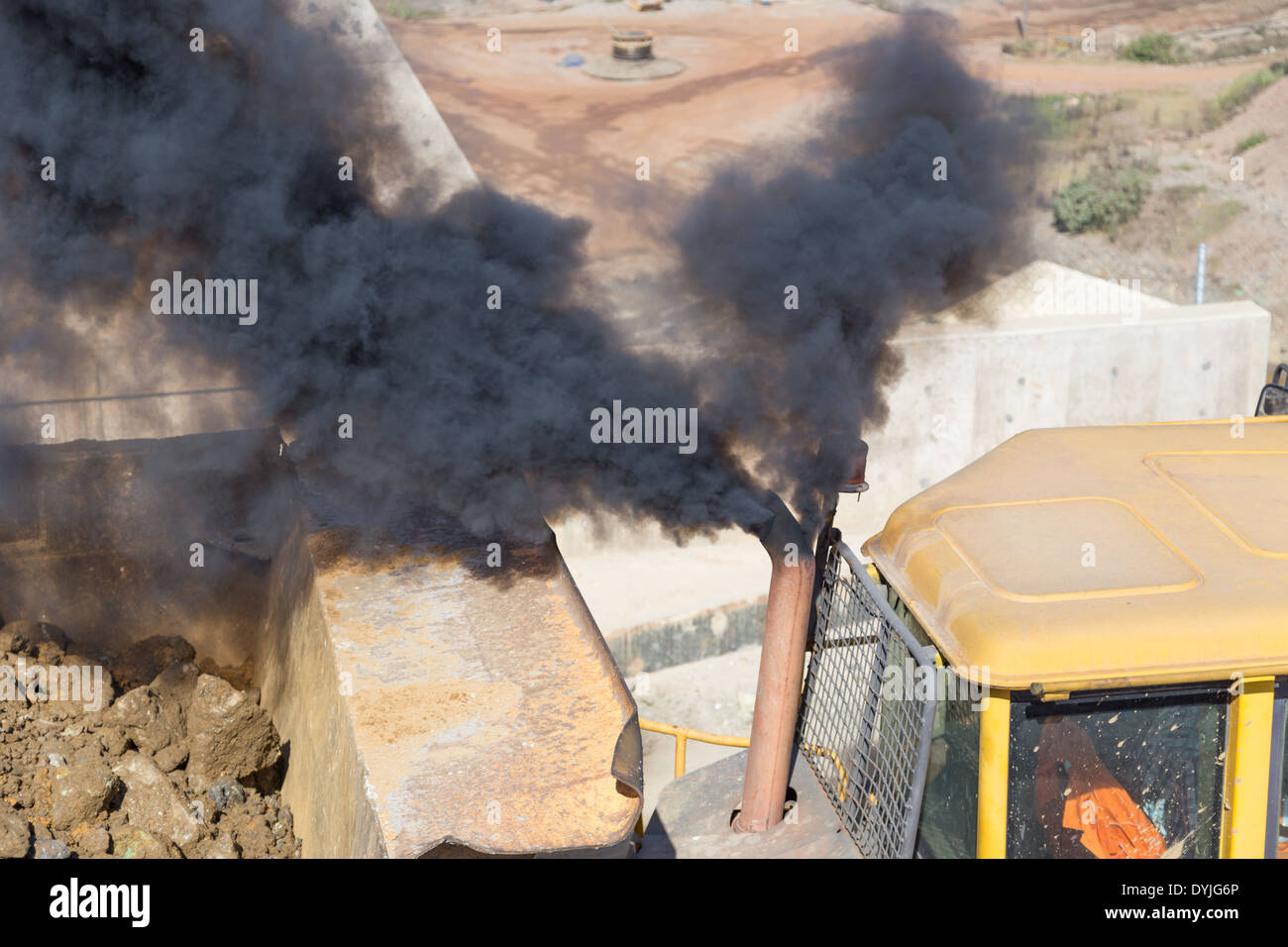 Un tubo di scarico da un dumper belches fuori di fumo in una grande miniera a cielo aperto in Zambia, Africa Foto Stock