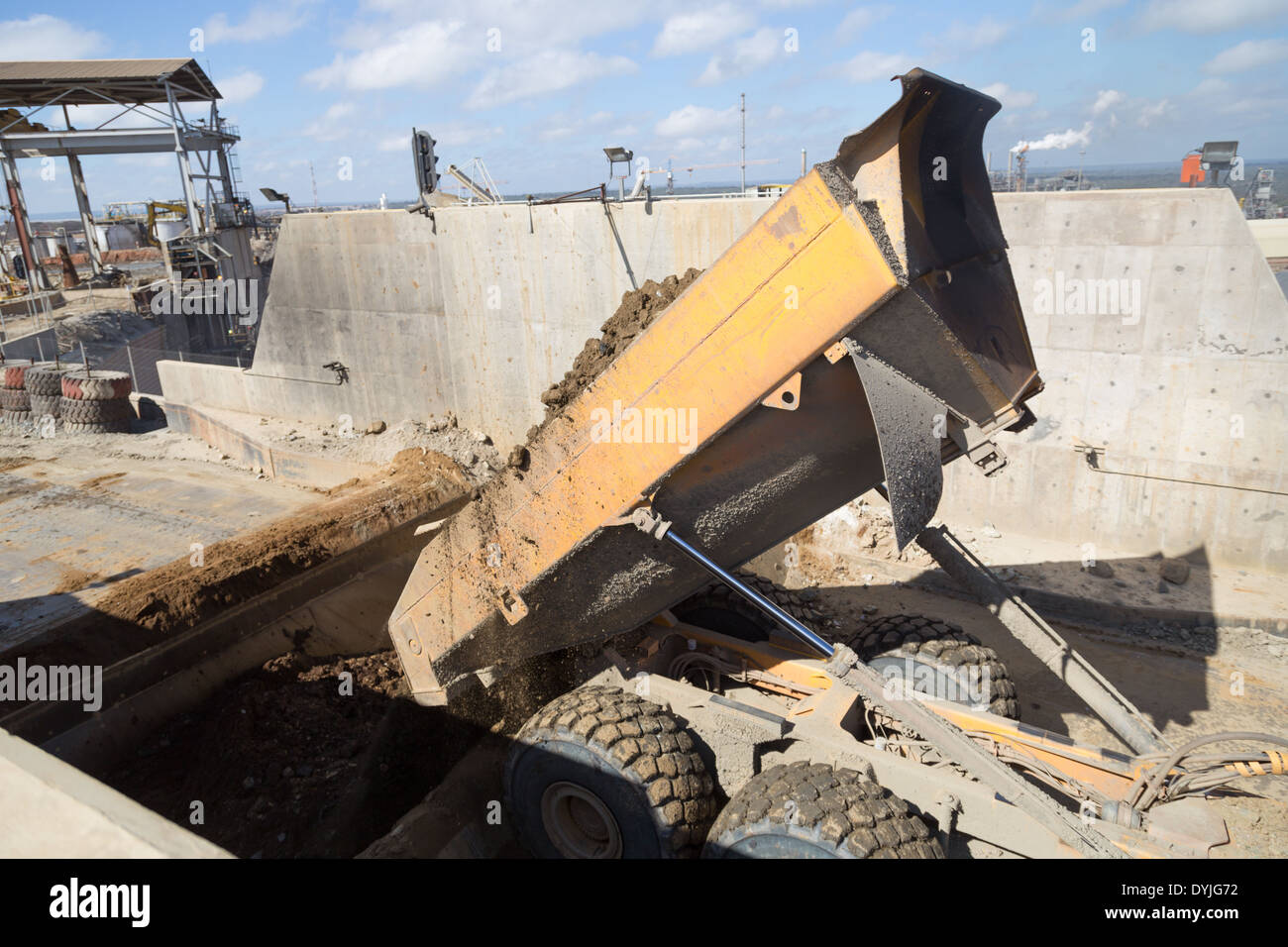 Una volvo mining dump carrello ossido di rame minerale in un frantoio in una grande miniera a cielo aperto in Zambia. Foto Stock