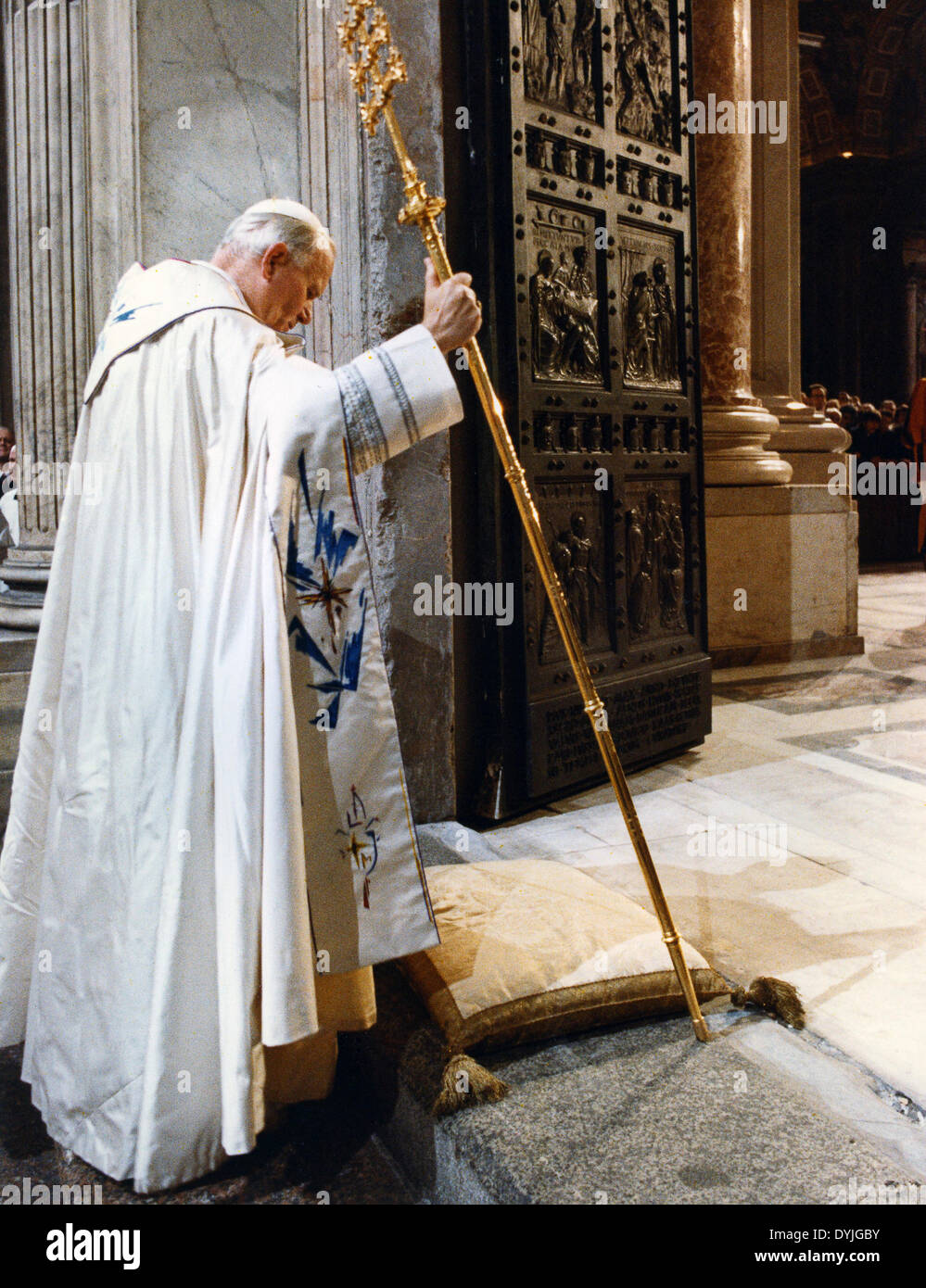 Papa Giovanni Paolo II Porta Santa apertura nel 1983 Foto stock - Alamy