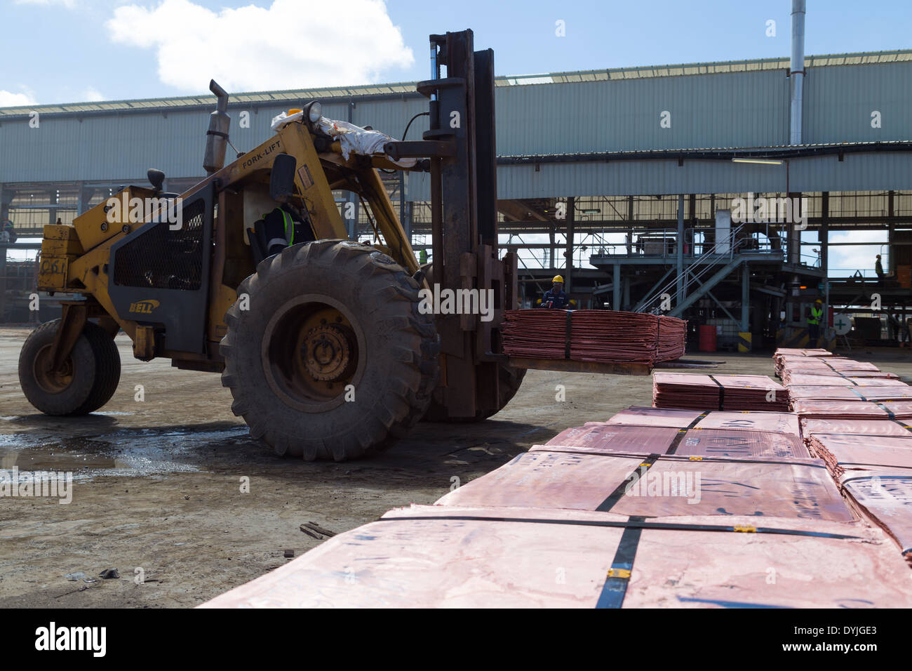 Un operatore dell'elevatore a forche pila 2ton fasci di catodo di rame in un aperto dello Zambia cast miniera di rame. Foto Stock