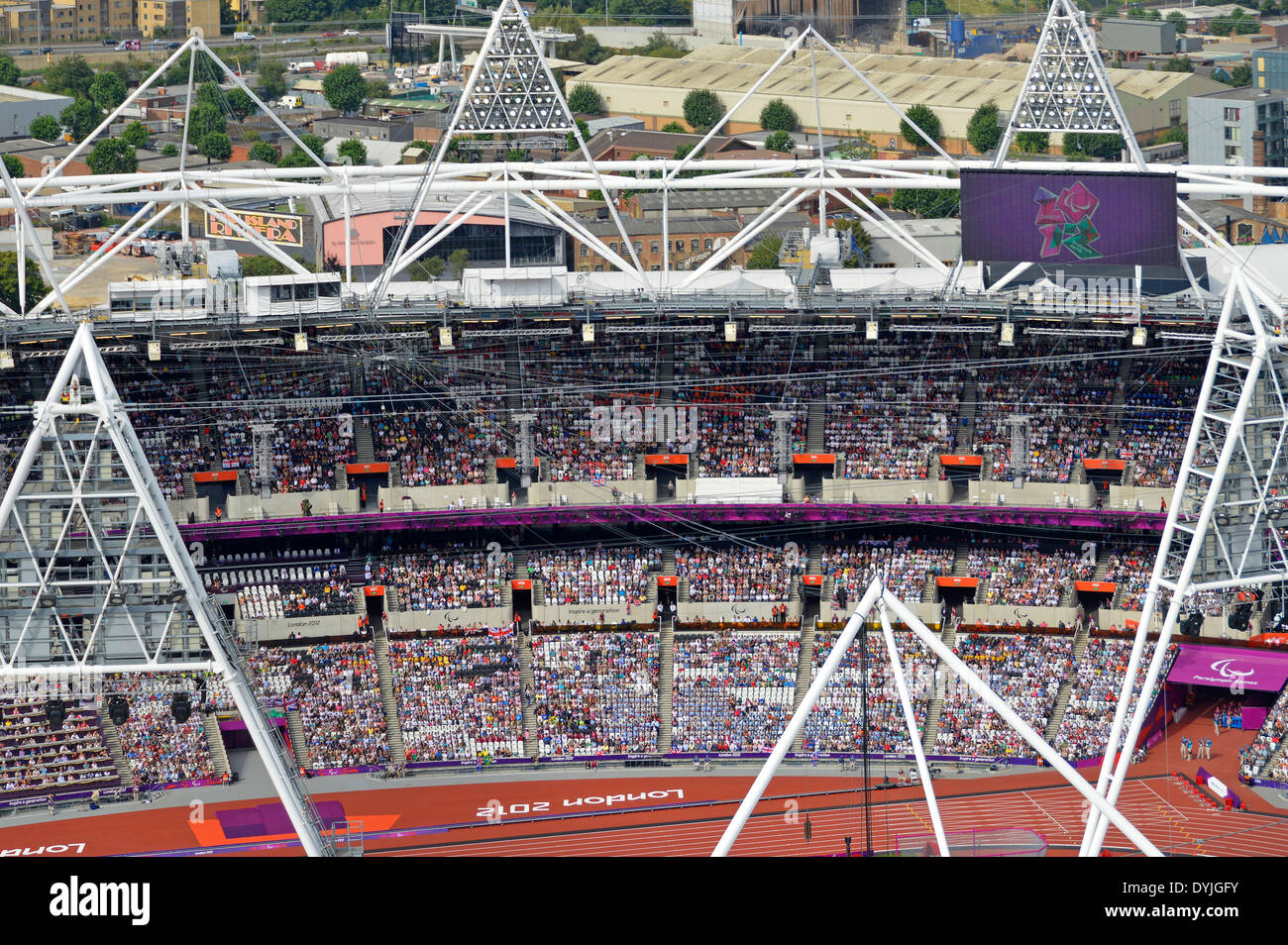 Vedute di Londra 2012 Olympic Athletics Stadium dalla Arcelor Mittal Orbit Tower piattaforma di osservazione Foto Stock
