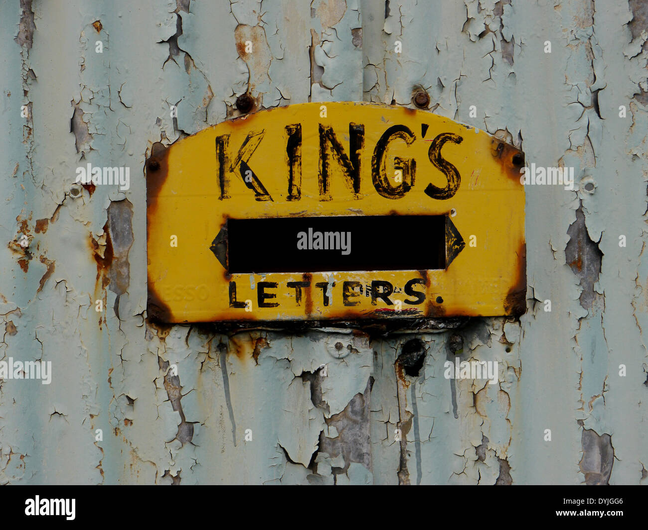 Immagine astratta di un colorato / colorate peeling, decaduto e rusty letter box / lettera sulla piastra abbandonato locali commerciali Foto Stock